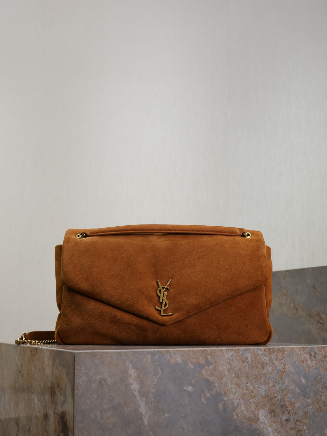 NO:387743,Suede style CALYPSO_Suede Chain Bag is made of imported Italian suede, with a soft and delicate feel. The classic Y logo, chain and buttonhole hardware are all made of Bajin matte hardware. After the opening of the bag is folded, it uses a magnetic quad buckle seal, which is first-class in the airtightness and safety. There is a zippered inner bag inside the bag to hold mobile phones and valuables. In addition, there is no extra inner bag design, so you can use it as you like!  Size 38×21×10cm Model 777399, Saint Laurent, saint laurent, chamois leather19860909麂皮款· CALYPSO_麂皮链条包 进口意大利麂皮制作,手感柔软细腻,经典的Y家logo、链条及扣眼五金均采用巴金哑光五金,包袋开口处折叠后使用了磁性四合扣封口,密闭性及安全性一流；包内设有一个拉链内袋可放置手机及贵重物品,除此之外无多余内袋设计,使用起来随心所欲！ 尺寸38×21×10cm 型号777399,圣罗兰,saint laurent,chamois leather,Bag