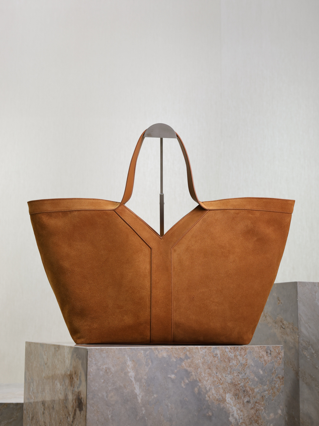 NO:389605,Suede with cowhide·New shopping bags A unique fusion of art and personality. Y family always has unique vision and wins the heart of fashion top. The Y-shaped cowhide design makes people shine, giving people a casual, lazy and full of personality. It has a super large capacity, can be installed with an iPad computer, a retro and simple design, can be concave, fashionable and film-produced!  Model number 817602 Size 38-50×33×16cm, Saint Laurent, saint laurent, cowhide, chamois leather19860909麂皮配牛皮· 新款购物袋 艺术与个性的独特融合,Y家总是眼光独到,深得时尚顶流的心,Y字牛皮的设计让人眼前一亮,给人一种随性慵懒、充满个性的感觉.超大容量,可以装ipad电脑,复古简约的设计,可凹造型,时髦又出片！ 款号817602 尺寸38-50×33×16cm,圣罗兰,saint laurent,cowhide,chamois leather,Bag