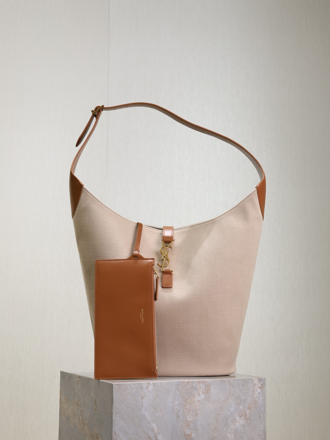 NO:772330,Yellow cowhide with cotton and linen style·[Original leather] LE 5A7_Large bucket armpit bag This year’s popular armpit bag, Y Family, is late but it’s here!  !  Imported original leather inside and out, the bag has a simple outline and looks casual and lazy. Paired with the brand's iconic plug-in buckle, the overall style gives a unique and elegant, yet fashionable and modern temperament. (Excluding packaging) Size 26×31.5×13.5cm Model 753823, saint laurent, saint laurent, cowhide19860909土黄牛皮配棉麻款·【原厂皮】 LE 5A7_大号水桶腋下包 今年火到爆炸的腋下包Y家虽迟但到！！里外进口原厂皮,包包身轮廓简洁,看上去休闲慵懒感.搭配上品牌标志性的插入式包扣,整体给人一种既经典优雅,又很时髦现代的独特气质.（不含包装） 尺寸26×31.5×13.5cm 型号753823,圣罗兰,saint laurent,cowhide,Bag