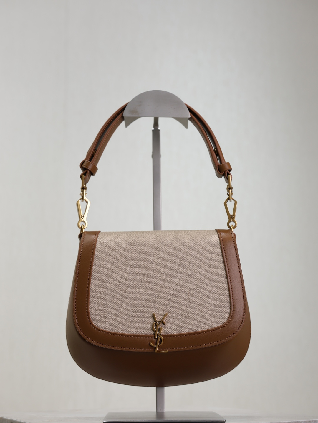 NO:772356,Earthy cowhide with cotton and linen · New Voltaire_armpit/saddle bag The latest armpit bag combines the shape of a saddle bag, unique Cassandra hardware opening and closing design, made of calfskin, the shoulder straps can be adjusted for different carrying methods, the bag shape is stylish and versatile, unobtrusive, casual concave shape, large capacity space, no interlayer inside, super suitable for daily commuting, easy to carry, hands-free, luxurious and minimalist, start planting~ Style number 753824  Size 17.5×21×8cm, saint laurent, saint laurent, cowhide19860909土黄牛皮配棉麻· 新款Voltaire_腋下/马鞍包 最新款腋下包 结合马鞍包形体,独特的Cassandra五金开合设计,小牛皮材质,肩带可调节不同背法,包型有腔调又可性 不张扬 随意凹造型都 容量空间很大 内里无夹层 超级适合日常通勤出行 轻松背解放双手 奢华极简 开始种草la～ 款号753824 尺寸17.5×21×8cm,圣罗兰,saint laurent,cowhide,Bag