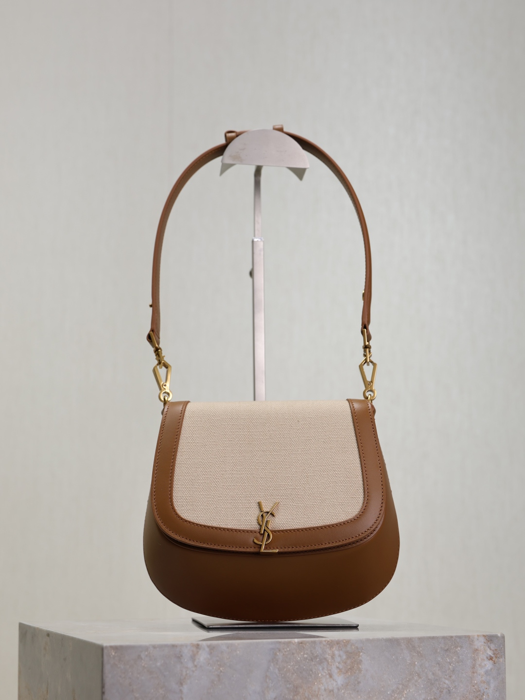 NO:772363,Details o Adjustable shoulder strap, saint laurent, saint laurent19860909细节o 肩带可调节,圣罗兰,saint laurent,Bag