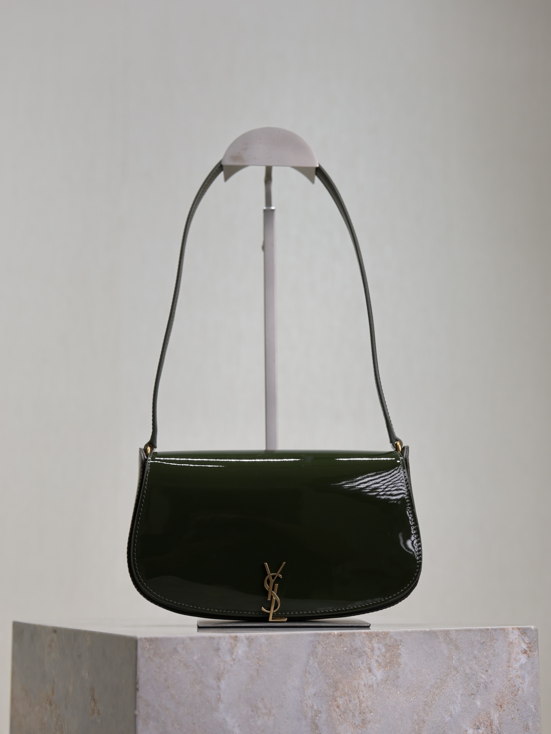 NO:209673,Green patent leather · New Voltaire mini underarm bag Half-moon simple design, unique Cassandra pivot closure, highlighting unique charm and avant-garde style, perfectly reflecting the elegant temperament of modern women in Y family!  Model number 779642 Size 17.5×13.5×5cm, Saint Laurent, saint laurent19860909绿色漆皮· 新款Voltaire mini腋下包 半月型简约设计,独特的Cassandra旋扣开合,彰显独特魅力与前卫格调,完美体现Y家现代女性的优雅气质！ 款号779642 尺寸17.5×13.5×5cm,圣罗兰,saint laurent,Bag