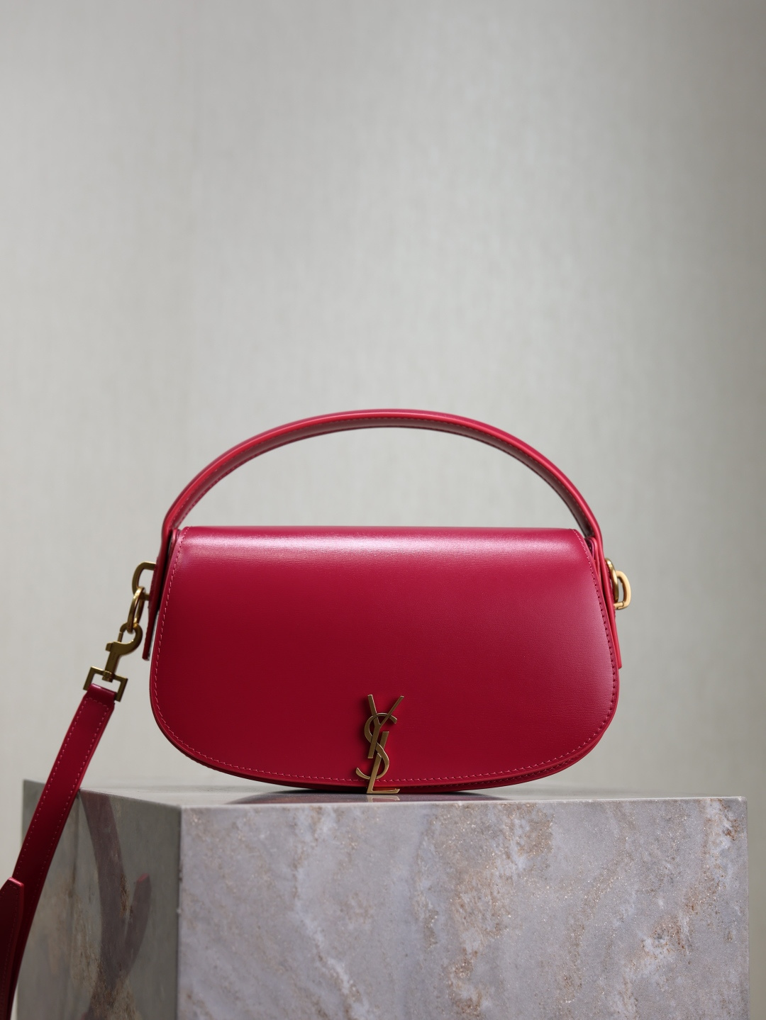 NO:209654,Rose Red VOLTAIRE_Hand-Head Crossbody Bag This name comes from Voltaire, a French writer and philosopher who advocates freedom and advocates looseness in the 18th century 