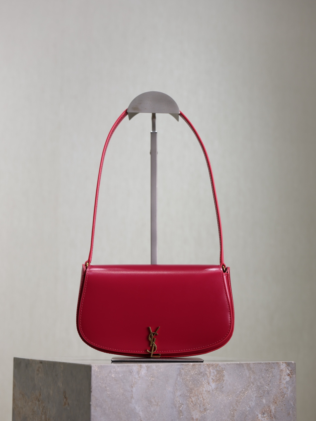 NO:209662,Rose Red·New Voltaire mini underarm bag Half-moon simple design, unique Cassandra pivot closure, highlighting unique charm and avant-garde style, perfectly reflecting the elegant temperament of modern women in Y family!  Model number 779642 Size 17.5×13.5×5cm, Saint Laurent, saint laurent19860909玫红色· 新款Voltaire mini腋下包 半月型简约设计,独特的Cassandra旋扣开合,彰显独特魅力与前卫格调,完美体现Y家现代女性的优雅气质！ 款号779642 尺寸17.5×13.5×5cm,圣罗兰,saint laurent,Bag
