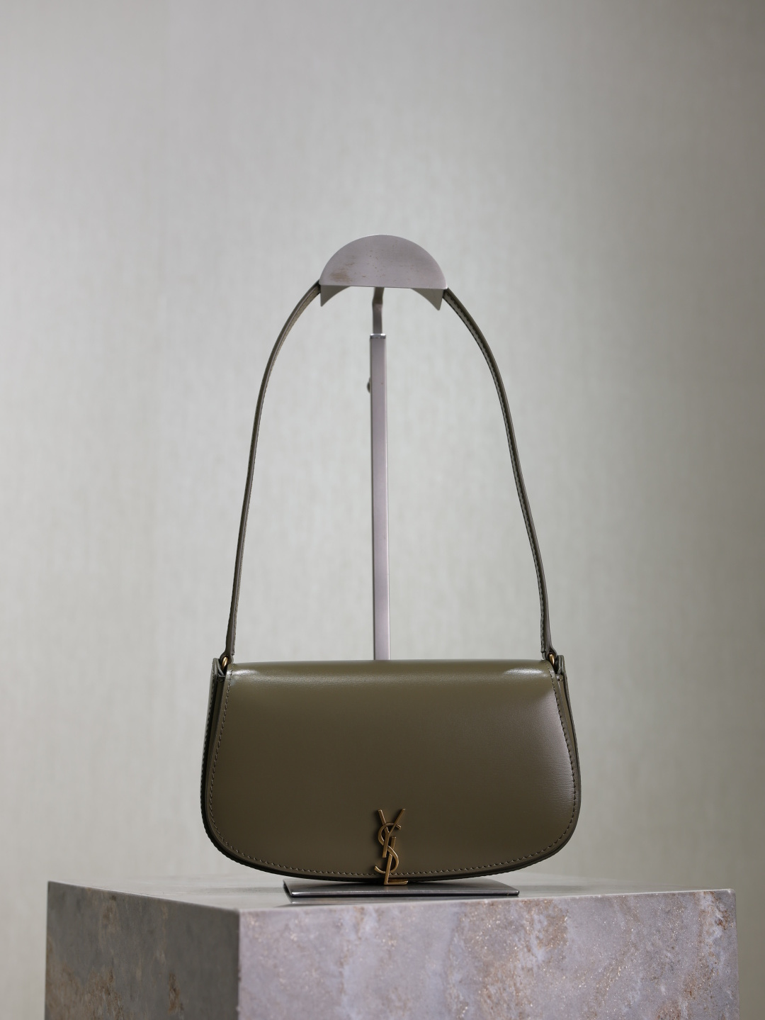 NO:187906,Genuine grade Mai Green·New Voltaire mini underarm bag Half-moon simple design, unique Cassandra pivot closure, highlighting unique charm and avant-garde style, perfectly reflecting the elegant temperament of modern women in Y family!  Model number 779642 Size 17.5×13.5×5cm, YSL, saint laurent19860909正品级 麦绿色· 新款Voltaire mini腋下包 半月型简约设计,独特的Cassandra旋扣开合,彰显独特魅力与前卫格调,完美体现Y家现代女性的优雅气质！ 款号779642 尺寸17.5×13.5×5cm,YSL,saint laurent,Bag