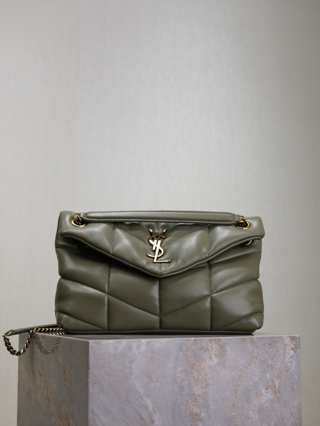 NO:187898,Genuine grade wheat green with gold buckle 29cm Loulou puffer_Quilted lambskin chain bag, made of calfskin, soft and delicate feel, like a cloud embrace; the classic Y logo, chain and buttonhole hardware are made of old metal material, retro texture and unique. Size 29x17x11cm Model 577476, YSL, saint laurent, cowhide, sheepskin19860909正品级 麦绿色配金扣·29cm Loulou puffer_绗缝小羊皮链条包,小牛皮制作,手感柔软细腻,犹如怀抱云朵般的感受；经典的Y家logo、链条及扣眼五金均采用做旧金属材质,复古的质感及其别致. 尺寸29x17x11cm 型号577476,YSL,saint laurent,cowhide,sheepskin,Bag
