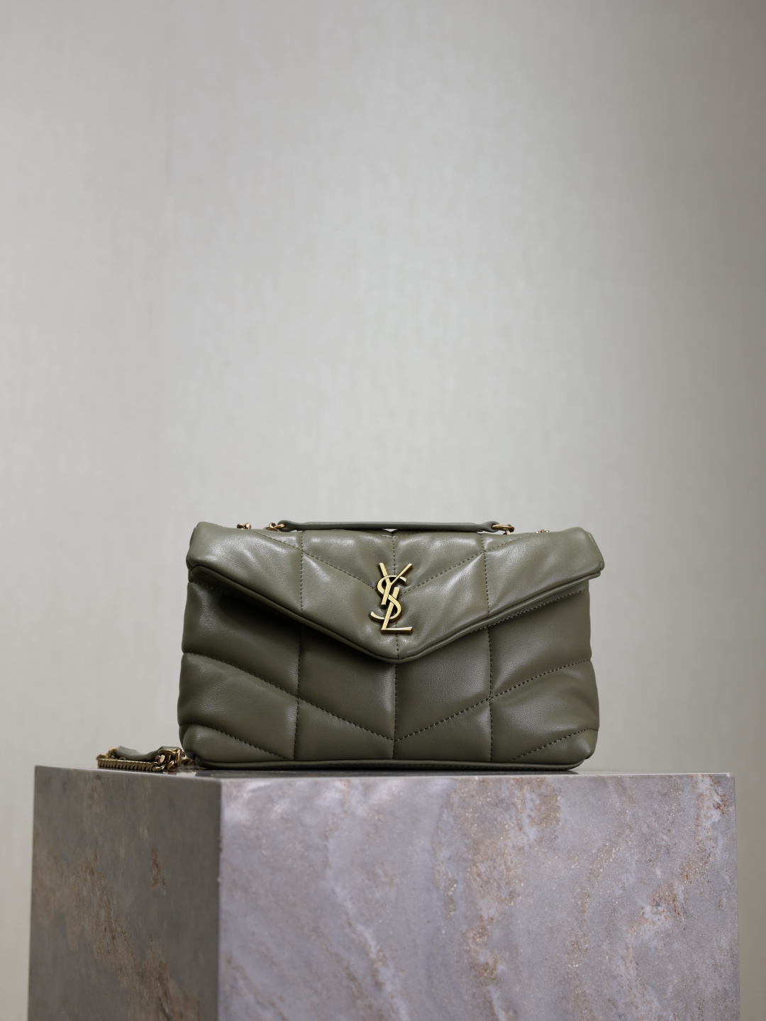 NO:187902,Genuine grade wheat green gold buckle · double chain 23cm Loulou Puffer mini_Mini double chain bag is coming!  The whole bag is made of imported lambskin, matched with Y's diagonal striped quilting technology, has a soft texture front flip bag, paired with removable shoulder straps, can be used as a storage bag, and can also use adjustment buckles to make underarm bags, making it easy to achieve multiple uses in one bag!  Model 759337 Size 23×15.5×8.5cm, YSL, saint laurent, sheepskin19860909正品级 麦绿色金扣·双链条23cm Loulou Puffer mini_迷你号双链条包来袭！整包采用进口小羊皮制作,搭配Y家斜条纹绗缝工艺,拥有柔和质地的前翻盖袋,搭配可拆卸肩带,可以做收纳包,还可以使用调节扣来做腋下包,轻松实现一包多用！ 型号759337 尺寸23×15.5×8.5cm,YSL,saint laurent,sheepskin,Bag