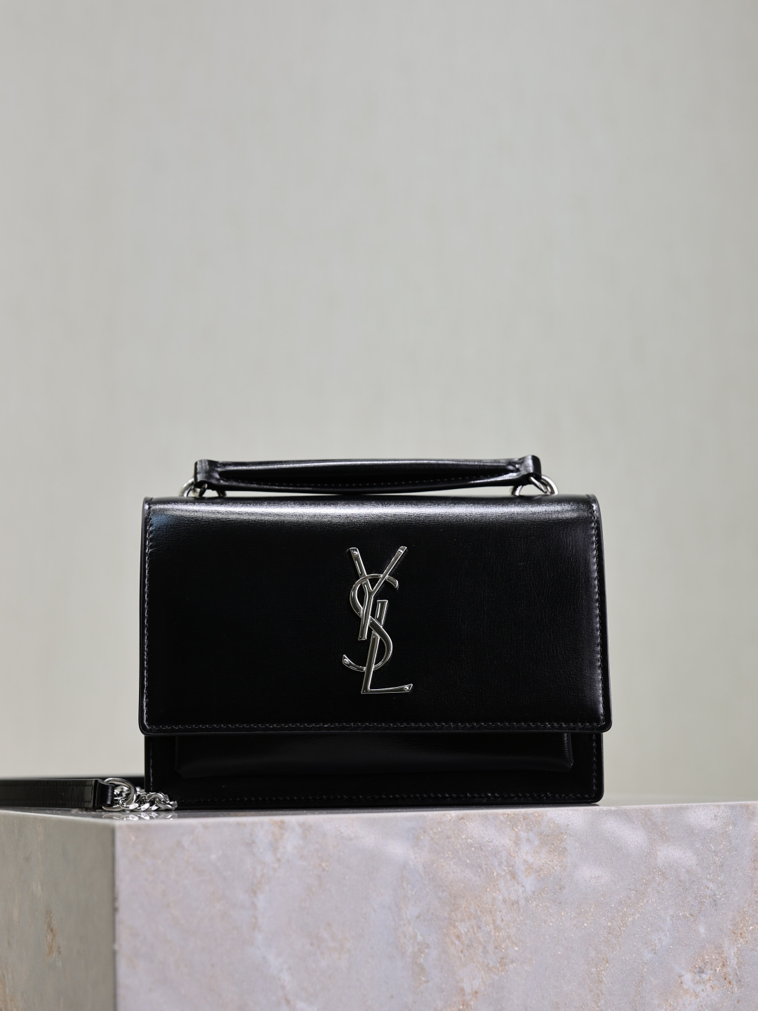 NO:210492,Black with silver buckles· Sunset Woc_ is here!  Here comes!  The new sunset bag is here!  Continuing the classic SUNSET flap profile, a series of minor changes to the details are made, such as adding leather wrists on the top, the shoulder straps can be removed freely, and adding slots and three functional areas on the inner layer, making it a small WOC bag, making the whole bag clearly arranged!  Switch a variety of ways of carrying the back at will, can be carried on one shoulder, cross-body, can be carried on hand, can be held in hand, can be used in multiple ways, and it is very practical!  Model 533026 Size 19x14x5.5cm, Saint Laurent, saint laurent19860909黑色配银扣· Sunset Woc_来了！来了！新款日落包它来了！延续经典的SUNSET翻盖外形轮廓,对细节进行了一系列小改变,例如顶部增加了真皮手腕,肩带可以自由拆卸,内层增加了卡槽和三个功能区,使它变成了一只woc小包,把整个包包安排得明明白白的！多种背法随意切换,可单肩背、可斜挎、可手拎、可手拿,一包多用,实用性杠杠滴！ 型号533026 尺寸19x14x5.5cm,圣罗兰,saint laurent,Bag