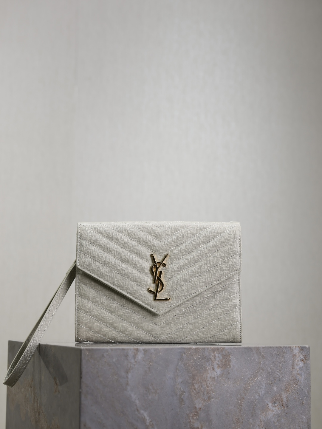 NO:210505,White Caviar Gold Buckle·V-line LE CASSANDRE_Clutch Bag With a removable wristband, imported from Italy, it feels very soft and comfortable, grosgrain inner, and a flat pocket inside the bag!  A must-have item when going out!  Very, very versatile!  Simple and practical model. Model 617662 Size 21×6×3cm, Saint Laurent, saint laurent, handbag, sheepskin19860909白色鱼子酱金扣·V线 LE CASSANDRE_手拿包 配可以拆卸手腕带,意大利进口小羊皮,手感非常柔软舒适,罗缎内里,包内有平口袋！出门必备单品！非常非常百搭！简单实用款. 型号617662 尺寸21×6×3cm,圣罗兰,saint laurent,handbag,sheepskin,Bag