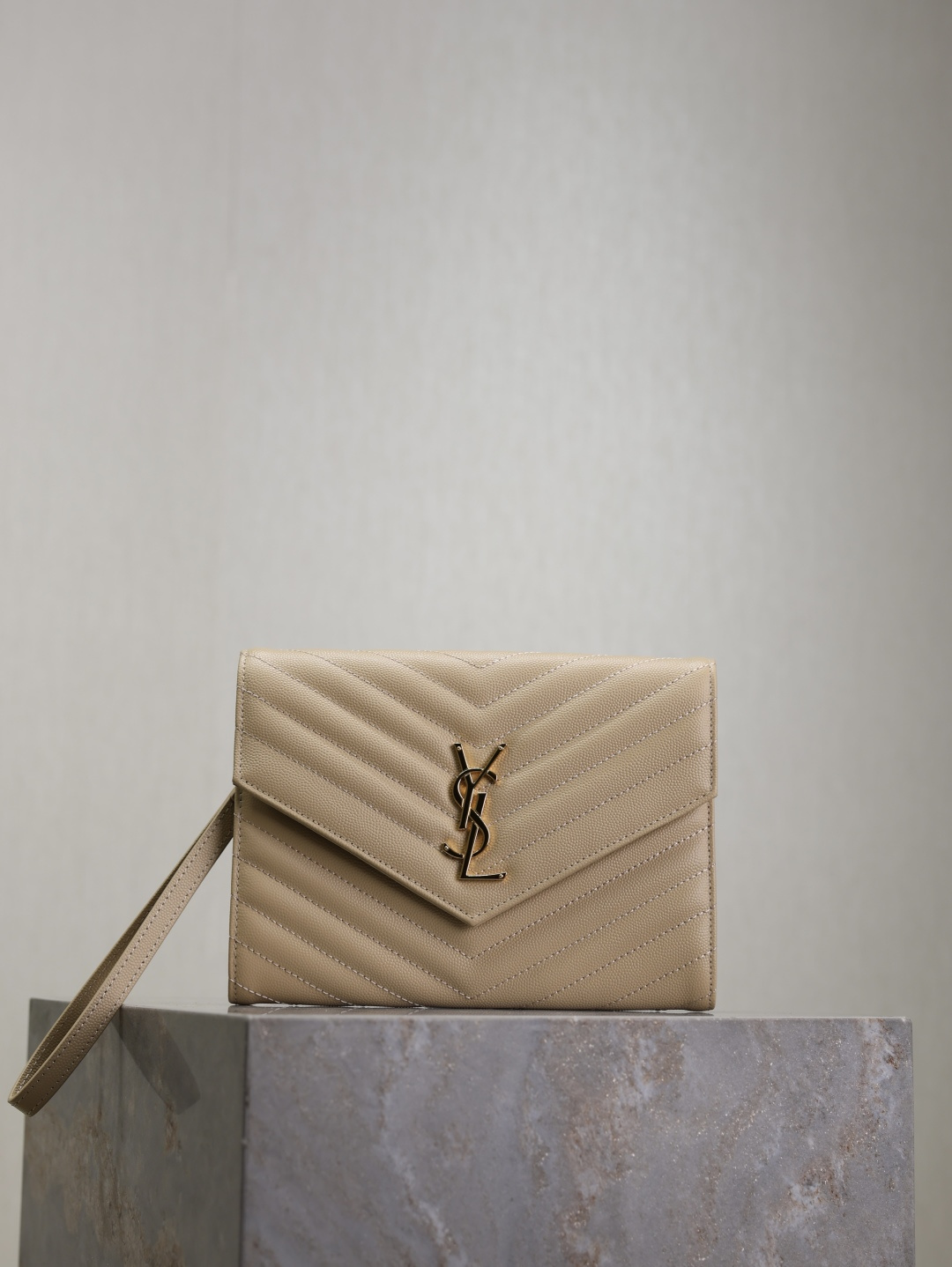 NO:210515,Apricot colored caviar gold buckle·V-line LE CASSANDRE_Clutch bag with a removable wristband, imported from Italy, very soft and comfortable with grosgrain inside, and a flat pocket inside the bag!  A must-have item when going out!  Very, very versatile!  Simple and practical model. Model 617662 Size 21×6×3cm, Saint Laurent, saint laurent, handbag, sheepskin19860909杏色鱼子酱金扣·V线 LE CASSANDRE_手拿包 配可以拆卸手腕带,意大利进口小羊皮,手感非常柔软舒适,罗缎内里,包内有平口袋！出门必备单品！非常非常百搭！简单实用款. 型号617662 尺寸21×6×3cm,圣罗兰,saint laurent,handbag,sheepskin,Bag