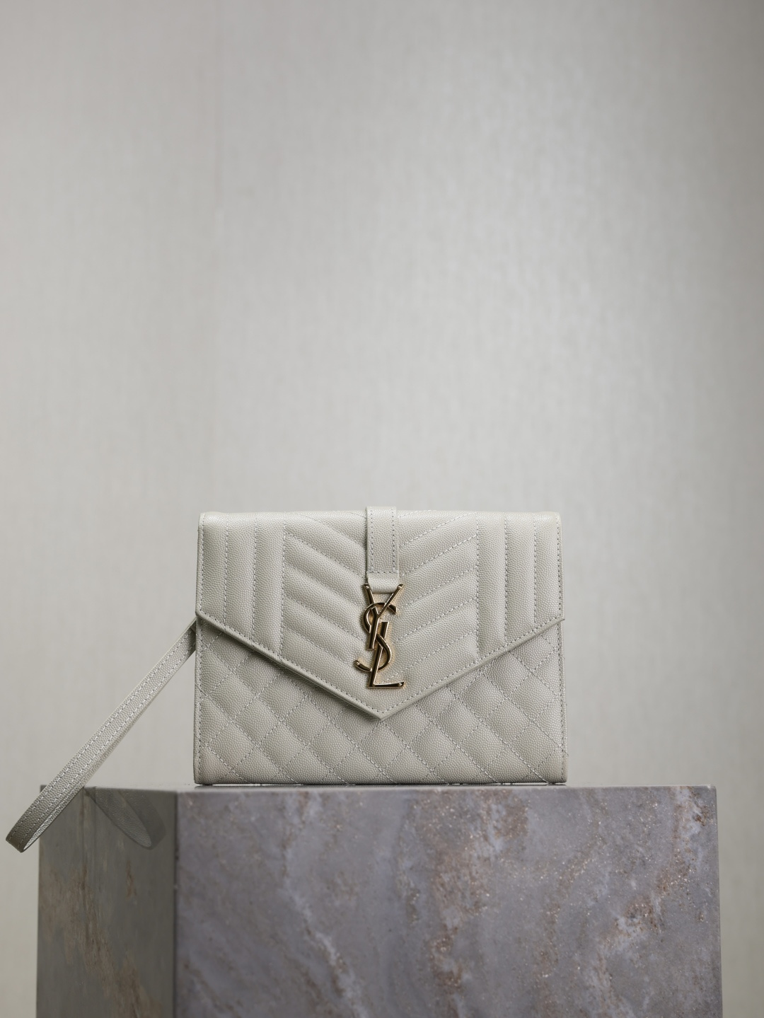 NO:210487,White Caviar Gold Buckle·Graphic LE CASSANDRE_Clutch Bag With a removable wristband, imported from Italy, it feels very soft and comfortable, grosgrain inner, and a flat pocket inside the bag!  A must-have item when going out!  Very, very versatile!  Simple and practical model. Model 617662 Size 21×6×3cm, Saint Laurent, saint laurent, handbag, sheepskin19860909白色鱼子酱金扣·格子 LE CASSANDRE_手拿包 配可以拆卸手腕带,意大利进口小羊皮,手感非常柔软舒适,罗缎内里,包内有平口袋！出门必备单品！非常非常百搭！简单实用款. 型号617662 尺寸21×6×3cm,圣罗兰,saint laurent,handbag,sheepskin,Bag