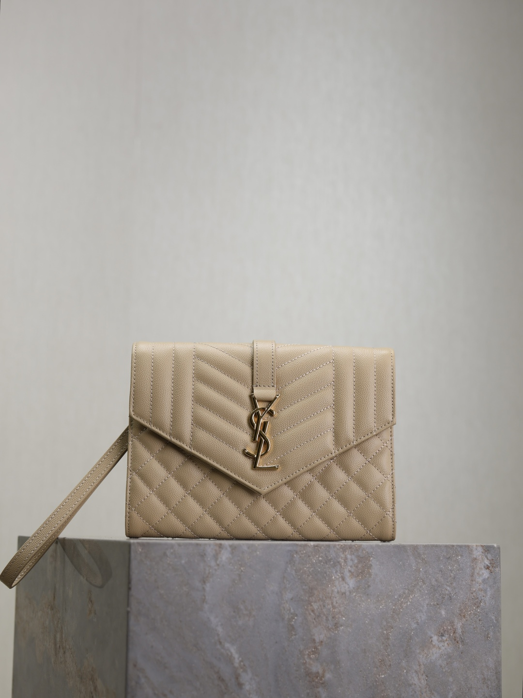 NO:210497,Apricot colored caviar gold buckle LE CASSANDRE_Clutch bag with a removable wristband, imported from Italy, very soft and comfortable with grosgrain inside, and a flat pocket inside the bag!  A must-have item when going out!  Very, very versatile!  Simple and practical model. Model 617662 Size 21×6×3cm, Saint Laurent, saint laurent, handbag, sheepskin19860909杏色鱼子酱金扣·格子 LE CASSANDRE_手拿包 配可以拆卸手腕带,意大利进口小羊皮,手感非常柔软舒适,罗缎内里,包内有平口袋！出门必备单品！非常非常百搭！简单实用款. 型号617662 尺寸21×6×3cm,圣罗兰,saint laurent,handbag,sheepskin,Bag