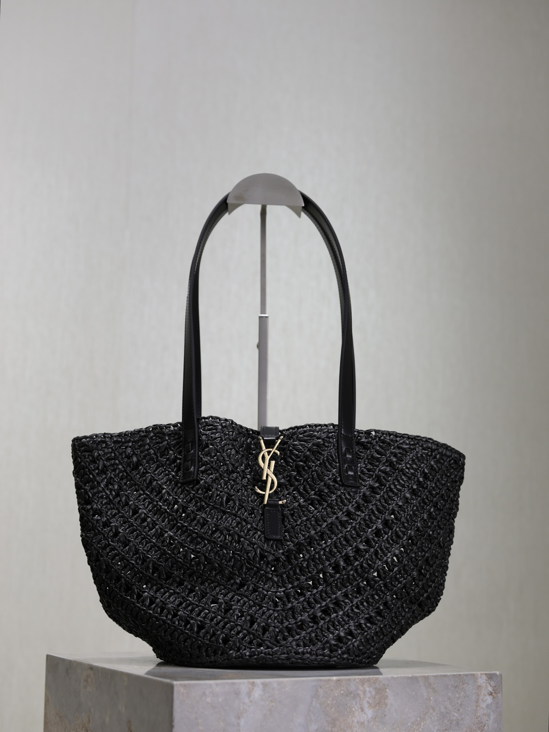 NO:210548,PANIER Vegetable Basket V-shaped hollow straw tote bag_ Y's exquisite Paris style is vividly displayed in this straw tote bag. The logo directly uses L letters to hook the upper ring of the bag, the inner bottom structure is used for circle weaving, and the outsole is made of imported cowhide from Italy to increase the sense of detail. Full of artistic atmosphere, the Rafite weaving is very solid and super textured!  Model 685618-1 Size 38×20×21cm, Saint Laurent, saint laurent, espadrilles, totes, cowhide19860909PANIER菜篮子V型镂空草编tote bag_ Y家精致的巴黎格调在这款草编托特包中淋漓尽致.Logo直接使用L字母勾在包上皮环,内部底部结构做圆圈编织工艺,外底用意大利进口牛皮托底,增加细节感.满满的艺术气息,拉菲草编织非常扎实,超有质感！ 型号685618-1 尺寸38×20×21cm,圣罗兰,saint laurent,espadrilles,totes,cowhide,Bag