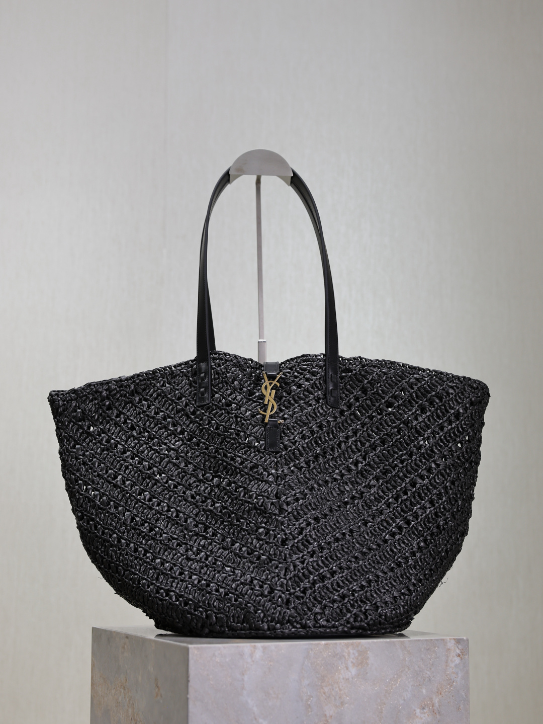 NO:210534,PANIER Vegetable Basket V-shaped hollow straw tote bag_ Y's exquisite Paris style is vividly displayed in this straw tote bag. The logo directly uses L letters to hook the upper ring of the bag, the inner bottom structure is used for circle weaving, and the outsole is made of imported cowhide from Italy to increase the sense of detail. Full of artistic atmosphere, the Rafite weaving is very solid and super textured!  Model 688221-1 Size 44×20×21cm, Saint Laurent, saint laurent, espadrilles, totes, cowhide19860909PANIER菜篮子V型镂空草编tote bag_ Y家精致的巴黎格调在这款草编托特包中淋漓尽致.Logo直接使用L字母勾在包上皮环,内部底部结构做圆圈编织工艺,外底用意大利进口牛皮托底,增加细节感.满满的艺术气息,拉菲草编织非常扎实,超有质感！ 型号688221-1 尺寸44×20×21cm,圣罗兰,saint laurent,espadrilles,totes,cowhide,Bag