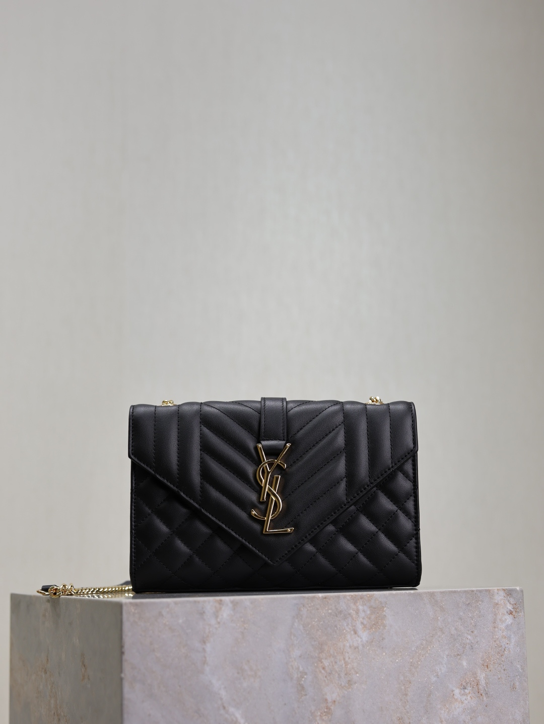NO:575058,Black gold buckle plain · Envelope_Small envelope bag The latest envelope bag with V pattern and rhombus, imported glossy cowhide from Italy, a very grand style, with gold logo hardware it is very classic and versatile!  It’s OK to carry it over the shoulder or cross-body!  Can be pretended again!  Model 526286 size 21×13×6cm, saint laurent, saint laurent, cowhide19860909黑色金扣平纹· Envelope_小号信封包 最新款V纹拼菱格的信封包,意大利进口光面牛皮,非常大气的一款 ,搭配金色logo五金很经典,百搭款！肩背斜挎都ok！又能装！ 型号526286 尺寸21×13×6cm,圣罗兰,saint laurent,cowhide,Bag