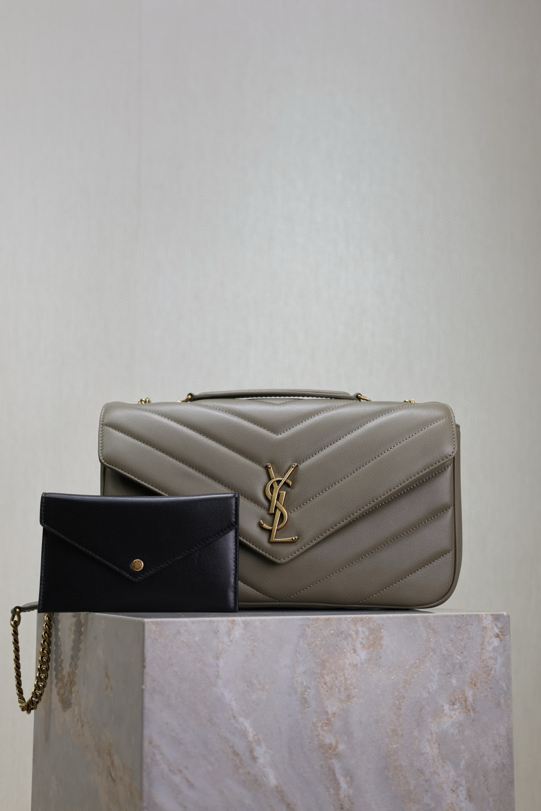 NO:211807,Green 29cm new LouLou_sheepskin style, soft touch, equipped with a removable card bag and a pocket makeup mirror, paired with a sliding chain, shoulder-mounted and cross-body, meeting the matching needs of multiple occasions!  The new version of sheepskin has been coated, which is not only more durable, but also has a more shiny feel, making the whole bag look particularly exquisite and beautiful!  Model 801439~ Size 29×17×8cm, Saint Laurent, saint laurent, sheepskin19860909绿色·29cm 新款LouLou_羊皮款,手感柔软,配有可拆卸卡包和袖珍化妆镜,搭配滑动式链条、可肩背可斜挎,满足多场合搭配需求！新版羊皮另外做了涂层处理,不仅更耐用,还更有光泽感,显得整个包都格外精致,美丽！ 型号801439~ 尺寸29×17×8cm,圣罗兰,saint laurent,sheepskin,Bag