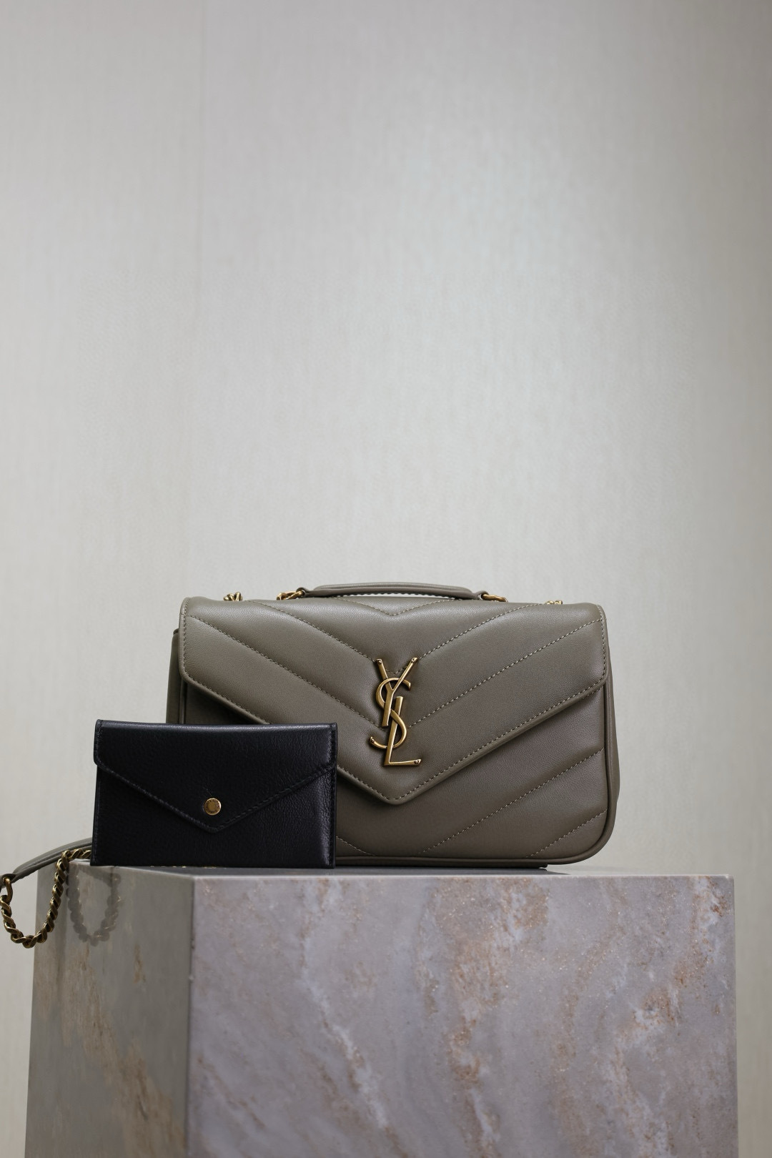 NO:211742,Green 24cm new LouLou_sheepskin style, soft touch, equipped with a detachable card bag and a pocket makeup mirror, paired with a sliding chain, shoulder-mounted and cross-body, meeting the matching needs of multiple occasions!  The new version of sheepskin has been coated, which is not only more durable, but also has a more shiny feel, making the whole bag look particularly exquisite and beautiful!  Model 801437~ Size 24×14×6cm, Saint Laurent, saint laurent, sheepskin19860909绿色·24cm 新款LouLou_羊皮款,手感柔软,配有可拆卸卡包和袖珍化妆镜,搭配滑动式链条、可肩背可斜挎,满足多场合搭配需求！新版羊皮另外做了涂层处理,不仅更耐用,还更有光泽感,显得整个包都格外精致,美丽！ 型号801437~ 尺寸24×14×6cm,圣罗兰,saint laurent,sheepskin,Bag