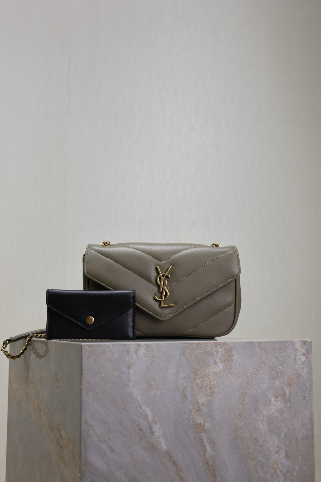 NO:211760,Green 20cm new LouLou_sheepskin style, soft touch, equipped with a detachable card bag, paired with a sliding chain, shoulder-mounted and cross-body, meeting the matching needs of multiple occasions!  The new version of sheepskin has been coated, which is not only more durable, but also has a more shiny feel, making the whole bag look particularly exquisite and beautiful!  (mini has no mirror) Model 821749~ Size 20×12×5cm, Saint Laurent, saint laurent, sheepskin19860909绿色·20cm 新款LouLou_羊皮款,手感柔软,配有可拆卸卡包,搭配滑动式链条、可肩背可斜挎,满足多场合搭配需求！新版羊皮另外做了涂层处理,不仅更耐用,还更有光泽感,显得整个包都格外精致,美丽！（mini没有镜子） 型号821749~ 尺寸20×12×5cm,圣罗兰,saint laurent,sheepskin,Bag