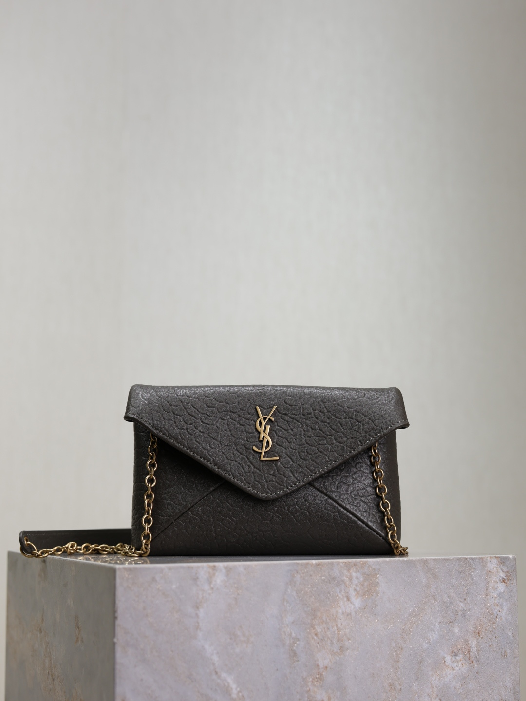 NO:213621,Green elephant pattern Calypso new mini chain bag New chain bag Personalized and capable, the chain can be detached to make a clutch, the hand-held effect is exquisite and cool, super light and heavy, and the capacity is nice!  The sheepskin material is soft, delicate and high-end, super durable, and it matches the autumn and winter. It can be matched in all styles of coats/sweaters/suits!  It is also very simple and full of style, and the upper body is high-end and cool!  Model number 819271 Size 19×12×3cm, Saint Laurent, saint laurent, sweaters, business suit, sheepskin19860909绿色大象纹· Calypso 新款mini链条包 新款链条包 个性干练,链条可拆卸做手包,手拿效果精致酷飒,超轻自重,容量 nice！羊皮材质柔软细腻又高级,超耐用,与秋冬超搭,穿大衣/毛衣/西装各种风格都可搭配！又是极简风拉满,上身高级又酷飒！ 款号819271 尺寸19×12×3cm,圣罗兰,saint laurent,sweaters,business suit,sheepskin,Bag