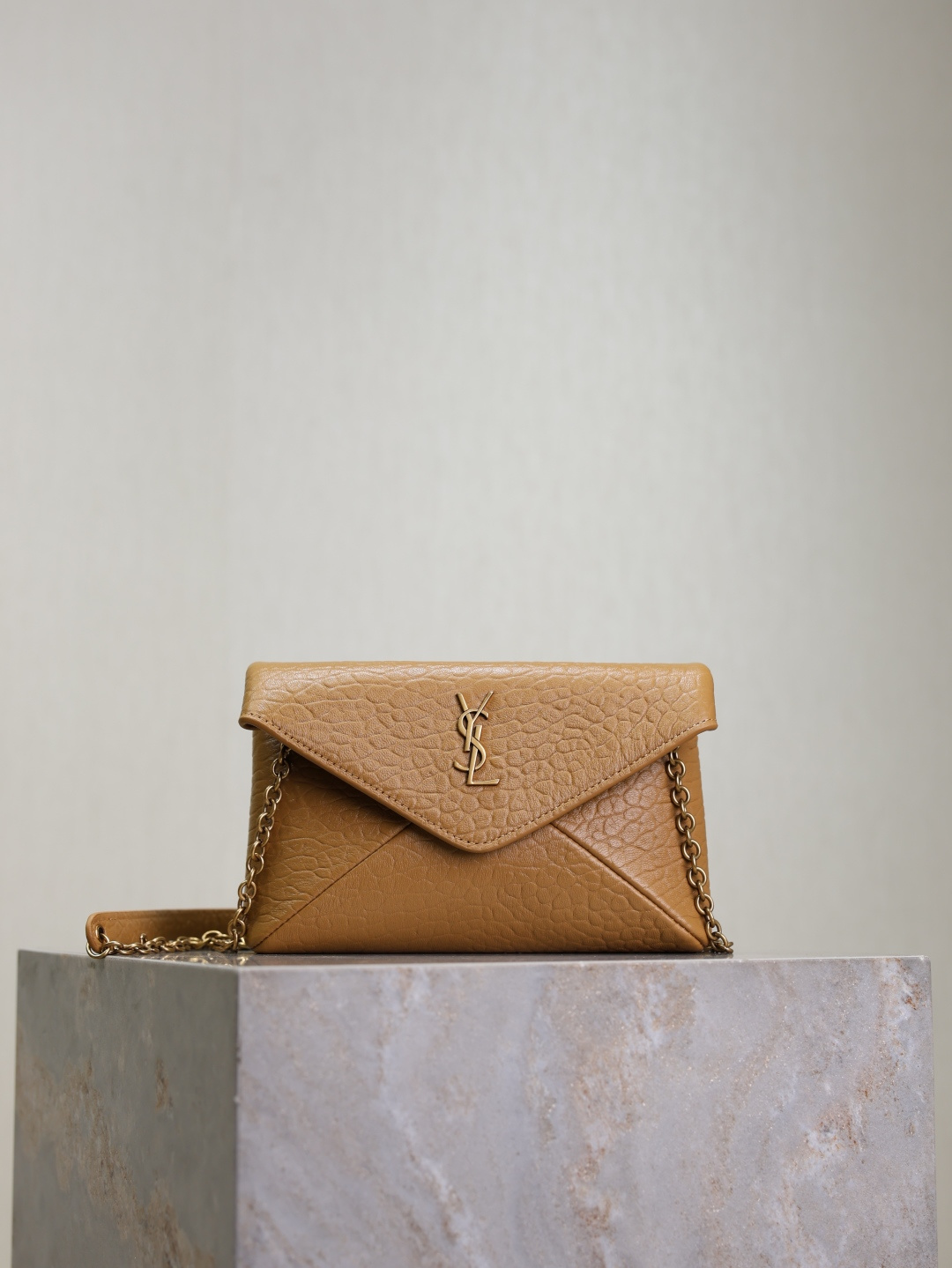 NO:213627,Calypso new mini chain bag New chain bag Personalized and capable, chain can be detached to make handbags, exquisite and cool hand-held effect, super light and heavy, and nice capacity!  The sheepskin material is soft, delicate and high-end, super durable, and it matches the autumn and winter. It can be matched in all styles of coats/sweaters/suits!  It is also very simple and full of style, and the upper body is high-end and cool!  Model number 819271 Size 19×12×3cm, Saint Laurent, saint laurent, sweaters, business suit, sheepskin19860909土黄大象纹· Calypso 新款mini链条包 新款链条包 个性干练,链条可拆卸做手包,手拿效果精致酷飒,超轻自重,容量 nice！羊皮材质柔软细腻又高级,超耐用,与秋冬超搭,穿大衣/毛衣/西装各种风格都可搭配！又是极简风拉满,上身高级又酷飒！ 款号819271 尺寸19×12×3cm,圣罗兰,saint laurent,sweaters,business suit,sheepskin,Bag