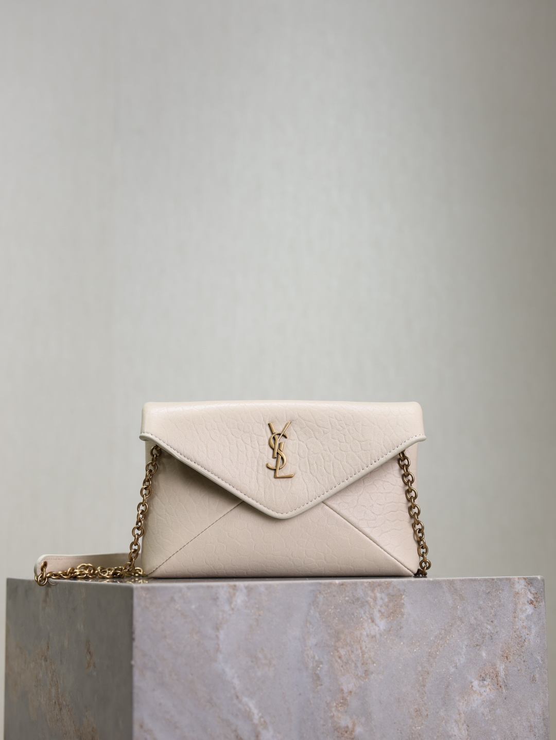 NO:213636,White elephant pattern Calypso new mini chain bag New chain bag Personalized and capable, the chain can be detached to make a clutch, the hand-held effect is exquisite and cool, super light and heavy, and the capacity is nice!  The sheepskin material is soft, delicate and high-end, super durable, and it matches the autumn and winter. It can be matched in all styles of coats/sweaters/suits!  It is also very simple and full of style, and the upper body is high-end and cool!  Model number 819271 Size 19×12×3cm, Saint Laurent, saint laurent, sweaters, business suit, sheepskin19860909白色大象纹· Calypso 新款mini链条包 新款链条包 个性干练,链条可拆卸做手包,手拿效果精致酷飒,超轻自重,容量 nice！羊皮材质柔软细腻又高级,超耐用,与秋冬超搭,穿大衣/毛衣/西装各种风格都可搭配！又是极简风拉满,上身高级又酷飒！ 款号819271 尺寸19×12×3cm,圣罗兰,saint laurent,sweaters,business suit,sheepskin,Bag