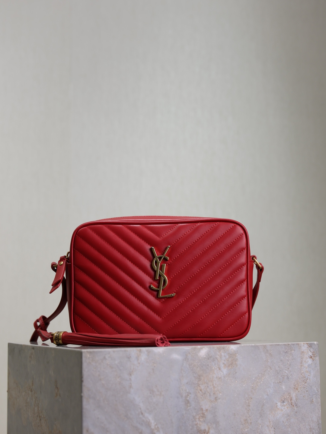 NO:213676,Red ·【New Version】 Lou Camera Bag_Top Imported Italian Cowhide Camera Bag, purchased in Hong Kong to open the mold and make the same version!  Very exquisite!  Adjustable shoulder straps with stylish tassel pendant!  100% calfskin, grosgrain lining!  There is an insert bag inside the bag!  A new insertion bag is added on the back, which is very practical and atmospheric!  Model 520534-1 Size 23x16x6cm, Saint Laurent, saint laurent, cowhide19860909红色·【新版本】 Lou相机包_顶级进口意大利牛皮相机包,香港购入zp开模打版,做到一模一样！非常精致！可调节式肩带搭配时尚流苏吊坠！百分百小牛皮,罗缎衬里！包内有一个内插袋！背面新增一个插袋,非常实用大气！ 型号520534-1 尺寸23x16x6cm,圣罗兰,saint laurent,cowhide,Bag