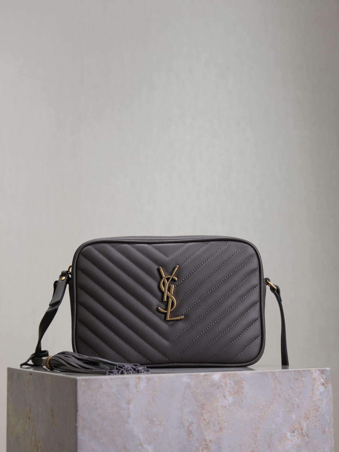 NO:213682,Gray ·【New Version】 Lou Camera Bag_Top Imported Italian Cowhide Camera Bag, purchased in Hong Kong to open the mold and make the same version!  Very exquisite!  Adjustable shoulder straps with stylish tassel pendant!  100% calfskin, grosgrain lining!  There is an insert bag inside the bag!  A new insertion bag is added on the back, which is very practical and atmospheric!  Model 520534-1 Size 23x16x6cm, Saint Laurent, saint laurent, cowhide19860909灰色·【新版本】 Lou相机包_顶级进口意大利牛皮相机包,香港购入zp开模打版,做到一模一样！非常精致！可调节式肩带搭配时尚流苏吊坠！百分百小牛皮,罗缎衬里！包内有一个内插袋！背面新增一个插袋,非常实用大气！ 型号520534-1 尺寸23x16x6cm,圣罗兰,saint laurent,cowhide,Bag