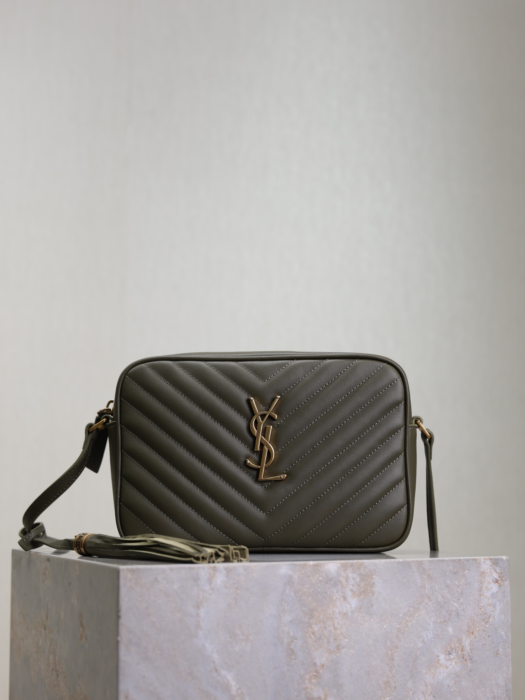 NO:213688,Green ·【New Version】 Lou Camera Bag_Top Imported Italian Cowhide Camera Bag, purchased in Hong Kong to open the mold and make the same version!  Very exquisite!  Adjustable shoulder straps with stylish tassel pendant!  100% calfskin, grosgrain lining!  There is an insert bag inside the bag!  A new insertion bag is added on the back, which is very practical and atmospheric!  Model 520534-1 Size 23x16x6cm, Saint Laurent, saint laurent, cowhide19860909绿色·【新版本】 Lou相机包_顶级进口意大利牛皮相机包,香港购入zp开模打版,做到一模一样！非常精致！可调节式肩带搭配时尚流苏吊坠！百分百小牛皮,罗缎衬里！包内有一个内插袋！背面新增一个插袋,非常实用大气！ 型号520534-1 尺寸23x16x6cm,圣罗兰,saint laurent,cowhide,Bag