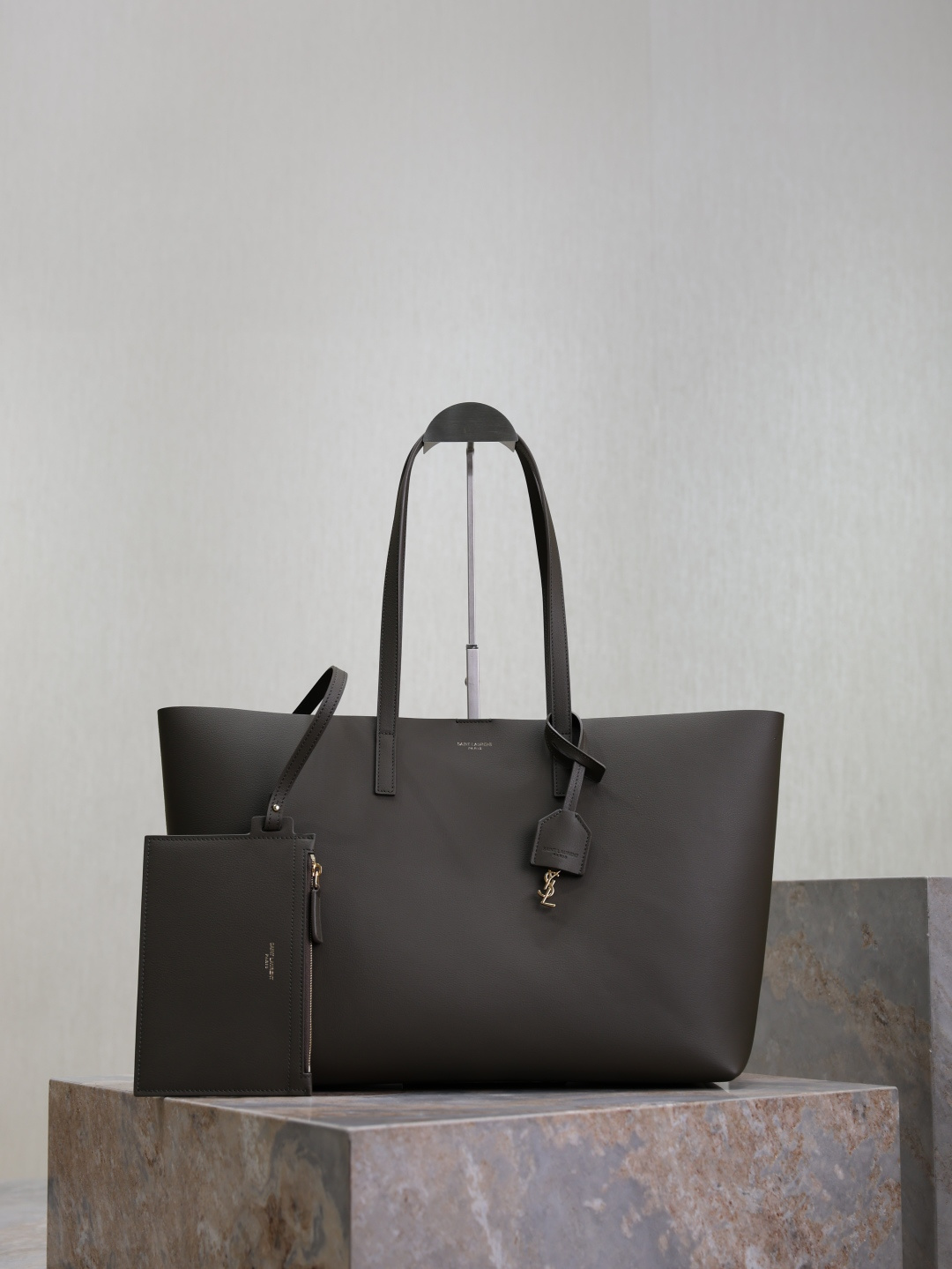 NO:213694,Green shopping tote bag_Horizontal shopping bags A very simple and cold series, imported South African cowhide, with a hand-held bag inside, which is removable. Its characteristic is that it has a large capacity and lightweight. It is paired with a small metal logo, which is extremely exquisite!  Size 38×28×13cm Model 394195, Saint Laurent, saint laurent, cowhide19860909绿色· shopping tote bag_横款购物袋 非常简约性冷淡风的一个系列,进口南非牛皮,内里配有一个手拿袋,可拆卸,它的特点就是容量大而且轻,搭配一个金属小logo,精致极了！ 尺寸38×28×13cm 型号394195,圣罗兰,saint laurent,cowhide,Bag