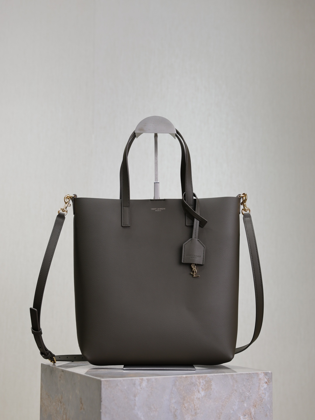 NO:213684,Green Shopping tote bag_ vertical shopping bag (with shoulder straps) Simple and low-key solid color shopping bag, paired with metal logo pendants, the overall bag is very lightweight. It can be single-shoulder/cross-body/carrying, super practical style, can match any style of clothes, with a large capacity!  Commuting and leisure are both suitable!  Size 25x28x8cm Model 600307, ​​Saint Laurent, saint laurent19860909绿色· Shopping tote bag_竖款购物袋（配肩带款） 简约低调的纯色购物袋,搭配金属logo挂件,整体包袋非常轻便.可单肩/斜挎/手提,超级实用的款式,任何风格的衣服都能搭配,超大容量！通勤休闲两相宜！ 尺寸25x28x8cm 型号600307,圣罗兰,saint laurent,Bag