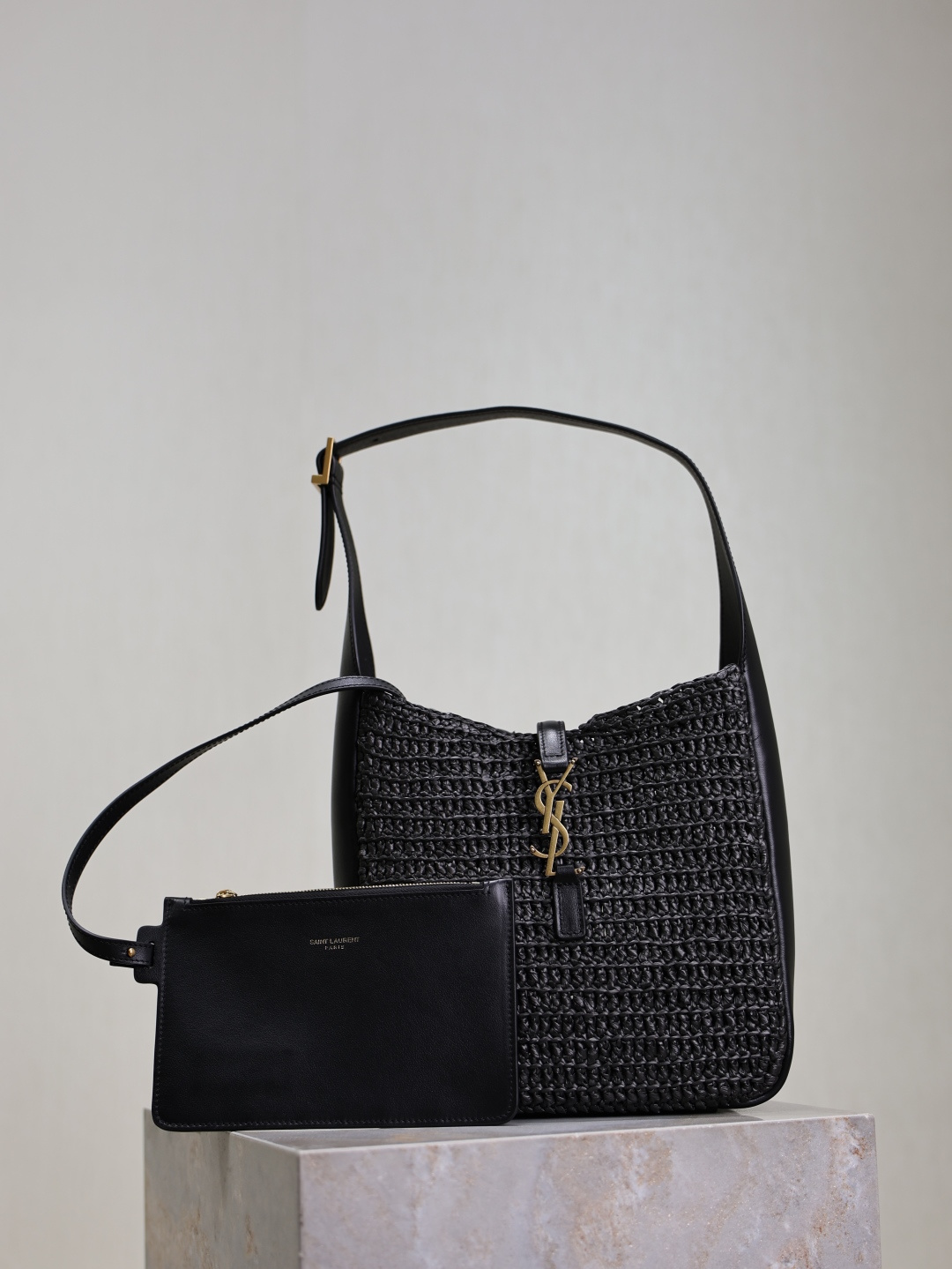 NO:387155,LE 5A7 braided underarm bag_ A new underarm bag is launched. It is purely hand-woven. It has a handsome and cool style with high appearance. It is full of texture. It has a zipper bag inside. It is easy to control the daily outfit and is very practical and comfortable when traveling. A simple design and low-key style!  Not to be missed Model number 713938 Size 23×22×8.5cm, Saint Laurent, saint laurent19860909LE 5A7 编织腋下包_ 全新推出一款腋下包 纯手工编织设计 有着高颜值的帅气酷飒风 拉菲草质感满满 内设有拉链袋 日常穿搭轻松驾驭出门旅行非常实用舒适 简约设计又低调的风格！不容错过 款号713938 尺寸23×22×8.5cm,圣罗兰,saint laurent,Bag