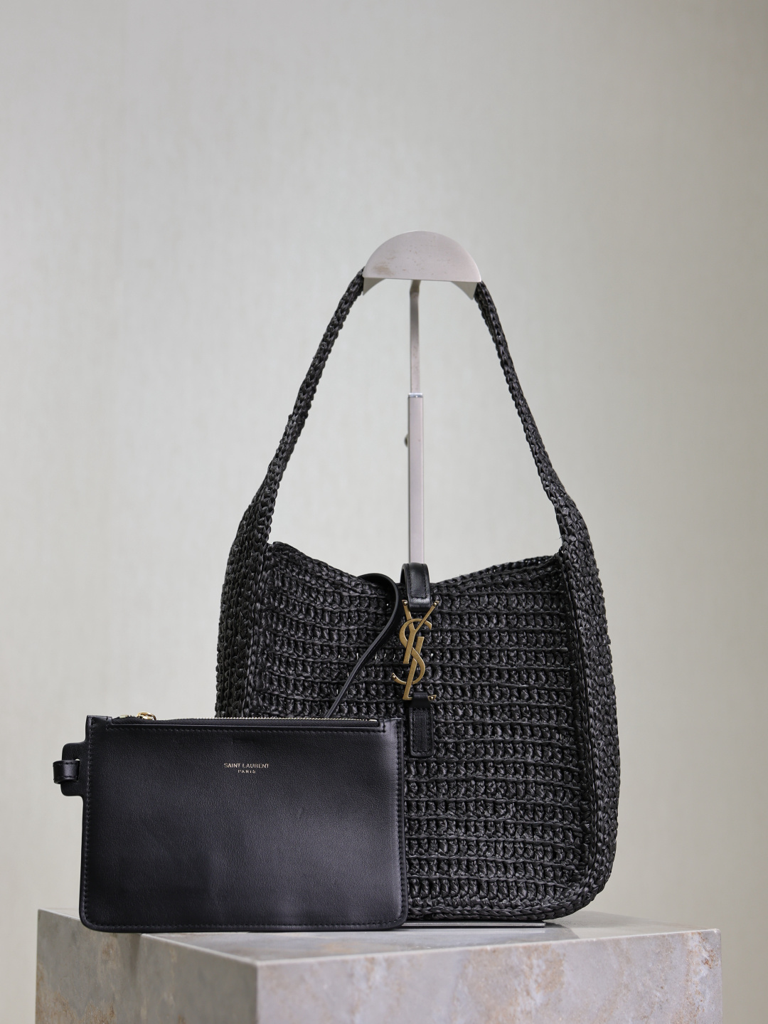 NO:387086,LE 5A7 braided underarm bag_ A new underarm bag is launched. It is purely hand-woven. It has a handsome and cool style with high appearance. It is full of texture. It has a zipper bag inside. It is easy to control the daily outfit and is very practical and comfortable when traveling. A simple design and low-key style!  Not to be missed Model number 713938-1 Size 23×22×8.5cm, Saint Laurent, saint laurent19860909LE 5A7 编织腋下包_ 全新推出一款腋下包 纯手工编织设计 有着高颜值的帅气酷飒风 拉菲草质感满满 内设有拉链袋 日常穿搭轻松驾驭出门旅行非常实用舒适 简约设计又低调的风格！不容错过 款号713938-1 尺寸23×22×8.5cm,圣罗兰,saint laurent,Bag