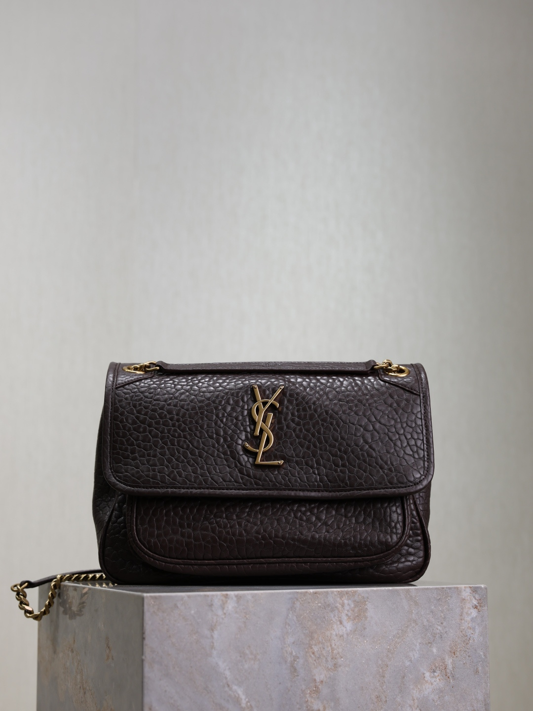 NO:772503,Coffee elephant pattern with gold buckle · 28cm Niki is not too cool, the bag shape is good-looking and has no flaws, the soft and delicate sheepskin creates a retro style. It can be carried in the hand or under the arm. It is full of aura and can be carried by both men and women. It is fashionable and functional. The upper body is comfortable and fashionable. The large capacity is well arranged for daily commuting and travel. Model number 633158, size 28×20.5×8.5cm, saint laurent, saint laurent, sheepskin19860909咖啡大象纹配金扣·28cm Niki 简直不要太酷,包型好看没有缺点,柔软细腻羊皮营造出复古照旧风格 手拎或者腋下都很可 气场十足男女均可驾驭 时尚与功能兼备 上身舒适又时髦 超大容量日常通勤旅行妥妥安排到位 款号633158 尺寸28×20.5×8.5cm,圣罗兰,saint laurent,sheepskin,Bag