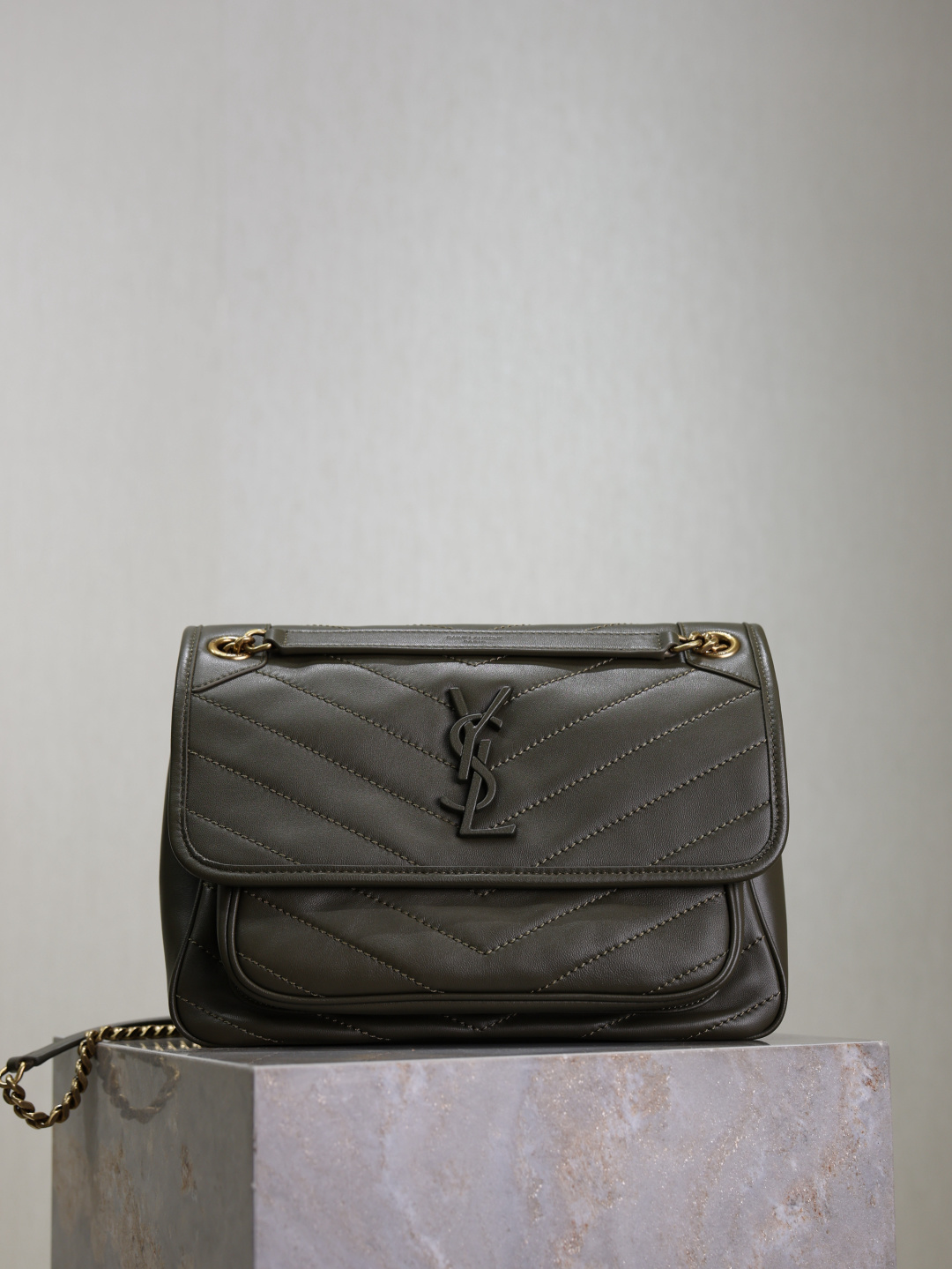 NO:390231,Niki 28cm·Green Sheepskin The Niki metal chain in spring and summer lambskin has also been replaced with a heavy gold color, which makes the whole body more elegant and noble. It will not be too fashionable but can highlight personality very well. It is a particularly magical existence_!  It uses the exclusively purchased zp original leather and the highest-level full copper hardware. It tastes like zp!  Model 498894 Size 28x20.5x8.5cm, Saint Laurent, saint laurent, sheepskin19860909Niki 28cm·绿色羊皮 春夏小羊皮款Niki金属链也换成了有些厚重感的金色,让包身整体又多了几分优雅和贵气,不会过于时髦却又可以很彰显个性,是一个特别神奇的存在_！采用独家采购回来的zp原厂皮,搭配最高级别全铜打造的五金_是zp的的味道没错了！ 型号498894 尺寸28x20.5x8.5cm,圣罗兰,saint laurent,sheepskin,Bag