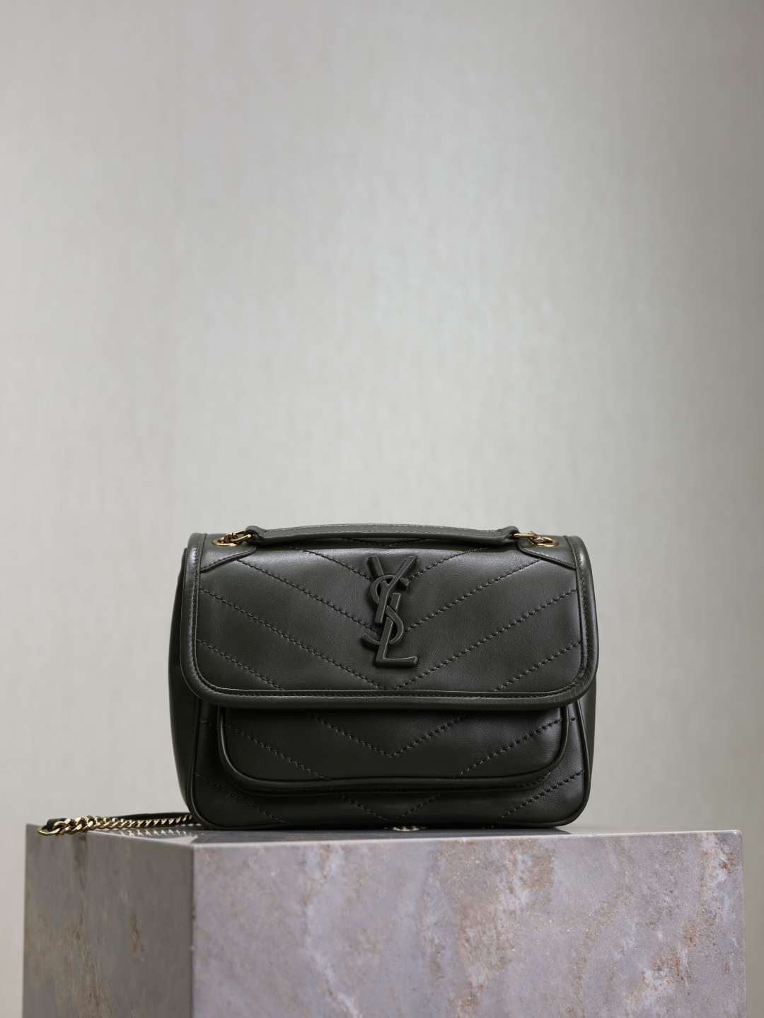 NO:390244,Niki 22cm·Green Sheepskin The Niki metal chain in spring and summer lambskin has also been replaced with a heavy gold color, which makes the whole body more elegant and noble. It will not be too fashionable but can highlight personality very well. It is a particularly magical existence_!  It uses the exclusively purchased zp original leather and the highest-level full copper hardware. It tastes authentic!  Model 533037 Size 22x16.5x7.5cm, Saint Laurent, saint laurent, sheepskin19860909Niki 22cm·绿色羊皮 春夏小羊皮款Niki金属链也换成了有些厚重感的金色,让包身整体又多了几分优雅和贵气,不会过于时髦却又可以很彰显个性,是一个特别神奇的存在_！采用独家采购回来的zp原厂皮,搭配最高级别全铜打造的五金_是正品的的味道没错了！ 型号533037 尺寸22x16.5x7.5cm,圣罗兰,saint laurent,sheepskin,Bag