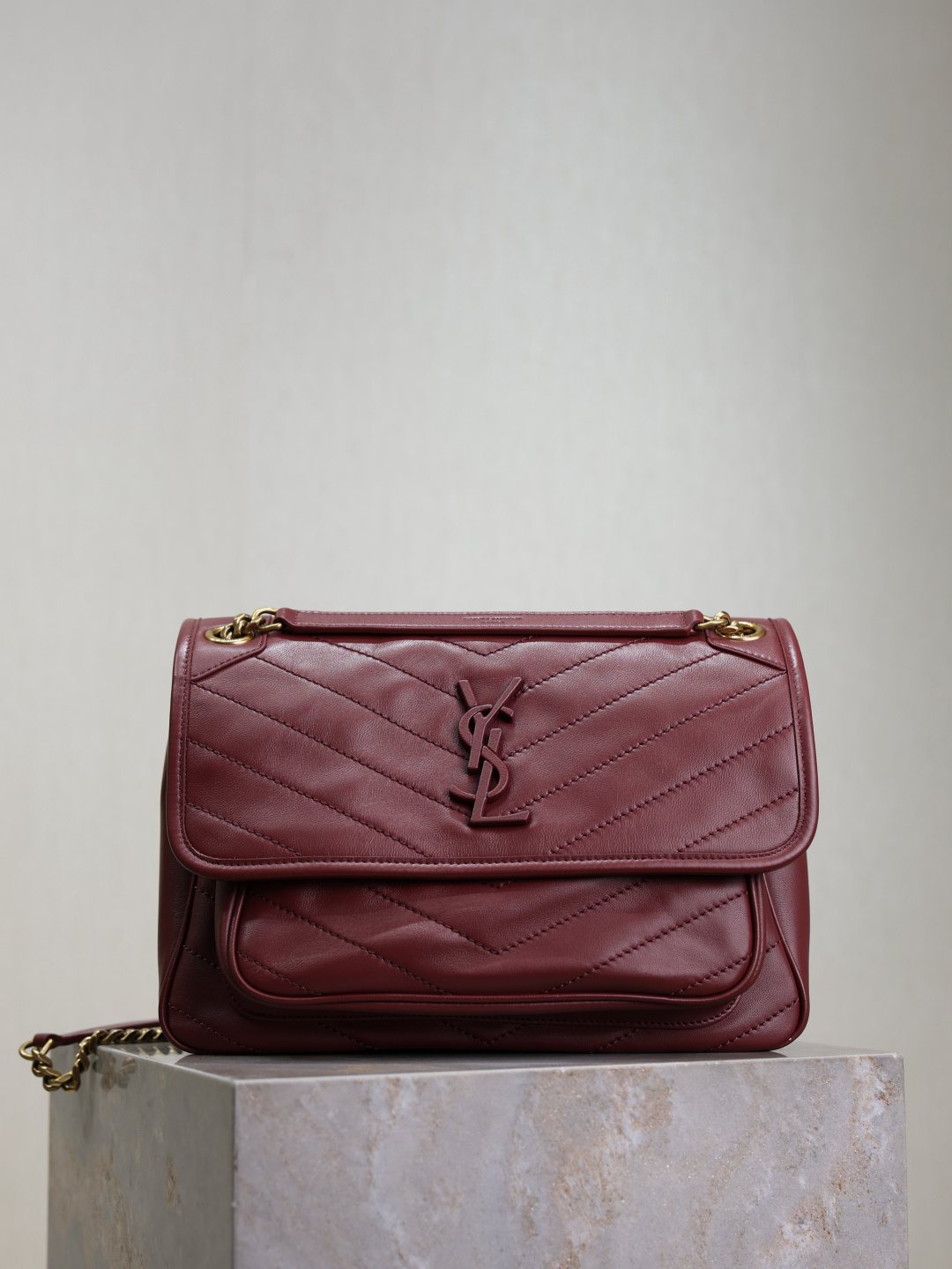 NO:390258,Niki 28cm·Dao Red Sheepskin The Niki metal chain in spring and summer lambskin has also been replaced with a heavy gold color, which makes the whole body more elegant and noble. It will not be too fashionable but can highlight personality very well. It is a particularly magical existence_!  It uses the exclusively purchased zp original leather and the highest-level full copper hardware. It tastes like zp!  Model 498894 Size 28x20.5x8.5cm, Saint Laurent, saint laurent, sheepskin19860909Niki 28cm·枣红羊皮 春夏小羊皮款Niki金属链也换成了有些厚重感的金色,让包身整体又多了几分优雅和贵气,不会过于时髦却又可以很彰显个性,是一个特别神奇的存在_！采用独家采购回来的zp原厂皮,搭配最高级别全铜打造的五金_是zp的的味道没错了！ 型号498894 尺寸28x20.5x8.5cm,圣罗兰,saint laurent,sheepskin,Bag