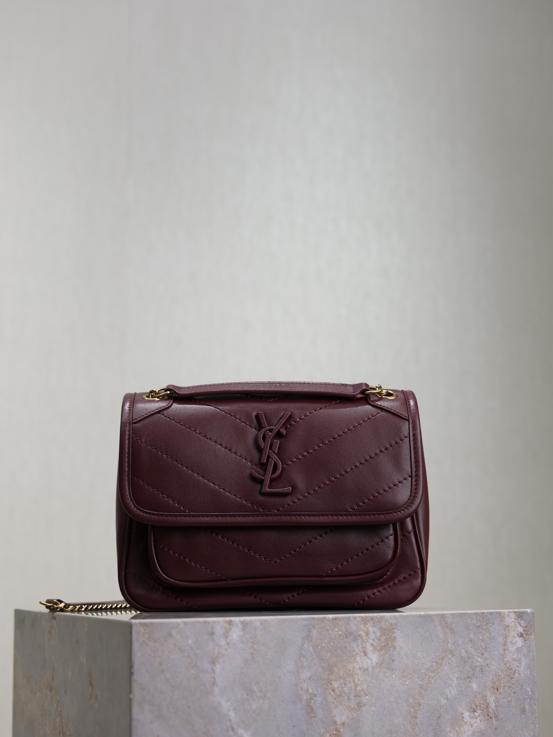 NO:390269,Niki 22cm·Dao Red Sheepskin The Niki metal chain in spring and summer lambskin has also been replaced with a heavy gold color, which makes the whole body more elegant and noble. It will not be too fashionable but can highlight personality very well. It is a particularly magical existence_!  It uses the exclusively purchased zp original leather and the highest-level full copper hardware. It tastes authentic!  Model 533037 Size 22x16.5x7.5cm, Saint Laurent, saint laurent, sheepskin19860909Niki 22cm·枣红羊皮 春夏小羊皮款Niki金属链也换成了有些厚重感的金色,让包身整体又多了几分优雅和贵气,不会过于时髦却又可以很彰显个性,是一个特别神奇的存在_！采用独家采购回来的zp原厂皮,搭配最高级别全铜打造的五金_是正品的的味道没错了！ 型号533037 尺寸22x16.5x7.5cm,圣罗兰,saint laurent,sheepskin,Bag