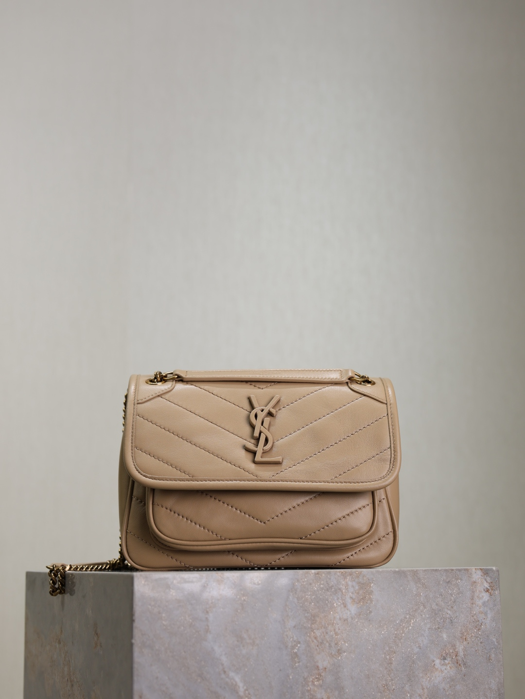 NO:390291,Niki 22cm·Apricot color sheepskin The Niki metal chain in spring and summer lambskin has also been replaced with a heavy gold color, which makes the whole body more elegant and noble. It will not be too fashionable but can highlight personality very well. It is a particularly magical existence_!  It uses the exclusively purchased zp original leather and the highest-level full copper hardware. It tastes authentic!  Model 533037 Size 22x16.5x7.5cm, Saint Laurent, saint laurent, sheepskin19860909Niki 22cm·杏色羊皮 春夏小羊皮款Niki金属链也换成了有些厚重感的金色,让包身整体又多了几分优雅和贵气,不会过于时髦却又可以很彰显个性,是一个特别神奇的存在_！采用独家采购回来的zp原厂皮,搭配最高级别全铜打造的五金_是正品的的味道没错了！ 型号533037 尺寸22x16.5x7.5cm,圣罗兰,saint laurent,sheepskin,Bag