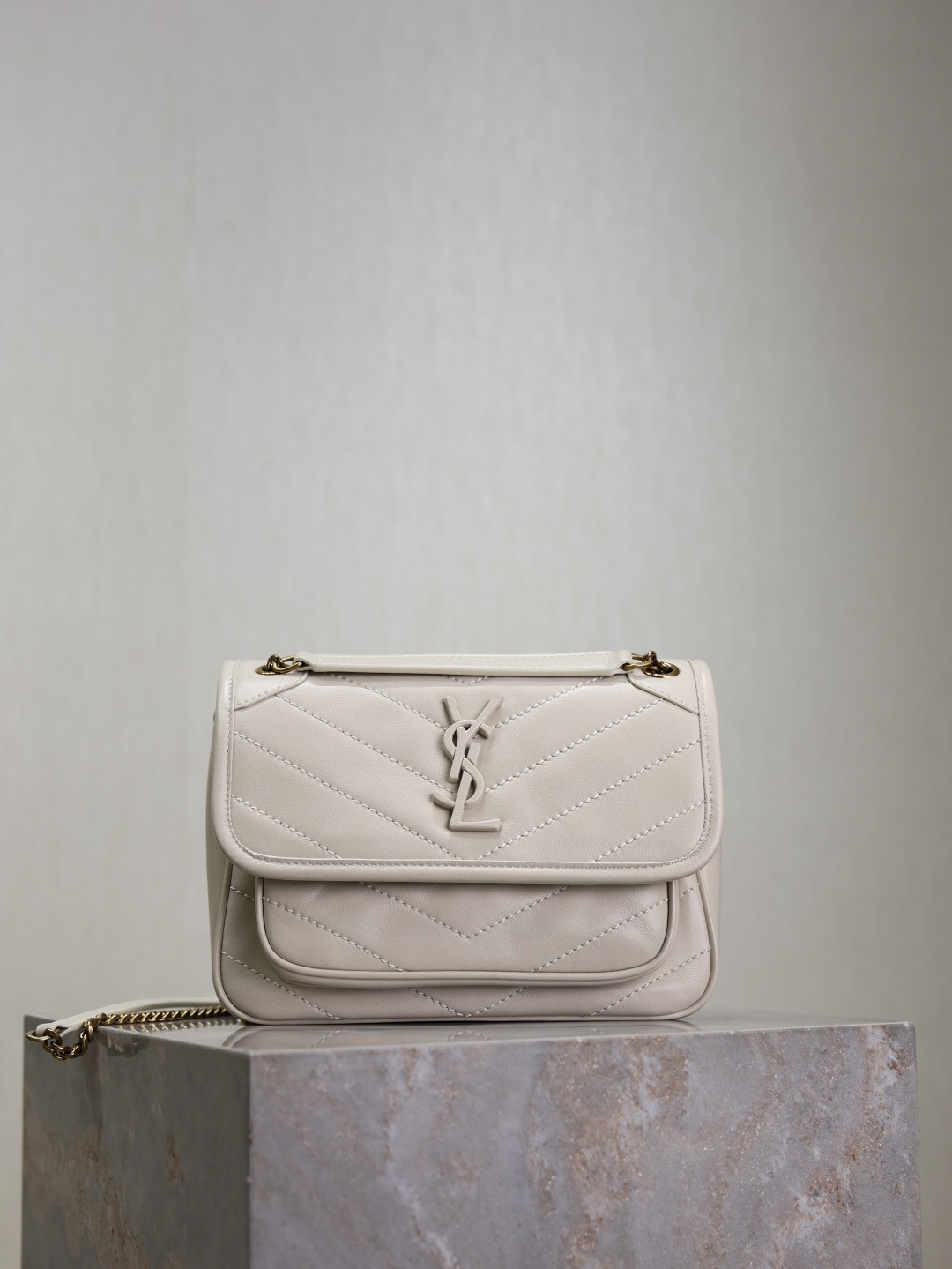 NO:390314,Niki 22cm·White Sheepskin Spring and summer lambskin Niki metal chain has also been replaced with a heavy gold color, which makes the whole body more elegant and noble. It will not be too fashionable but can highlight personality very well. It is a particularly magical existence_!  It uses the exclusively purchased zp original leather and the highest-level full copper hardware. It tastes authentic!  Model 533037 Size 22x16.5x7.5cm, Saint Laurent, saint laurent, sheepskin19860909Niki 22cm·白色羊皮 春夏小羊皮款Niki金属链也换成了有些厚重感的金色,让包身整体又多了几分优雅和贵气,不会过于时髦却又可以很彰显个性,是一个特别神奇的存在_！采用独家采购回来的zp原厂皮,搭配最高级别全铜打造的五金_是正品的的味道没错了！ 型号533037 尺寸22x16.5x7.5cm,圣罗兰,saint laurent,sheepskin,Bag