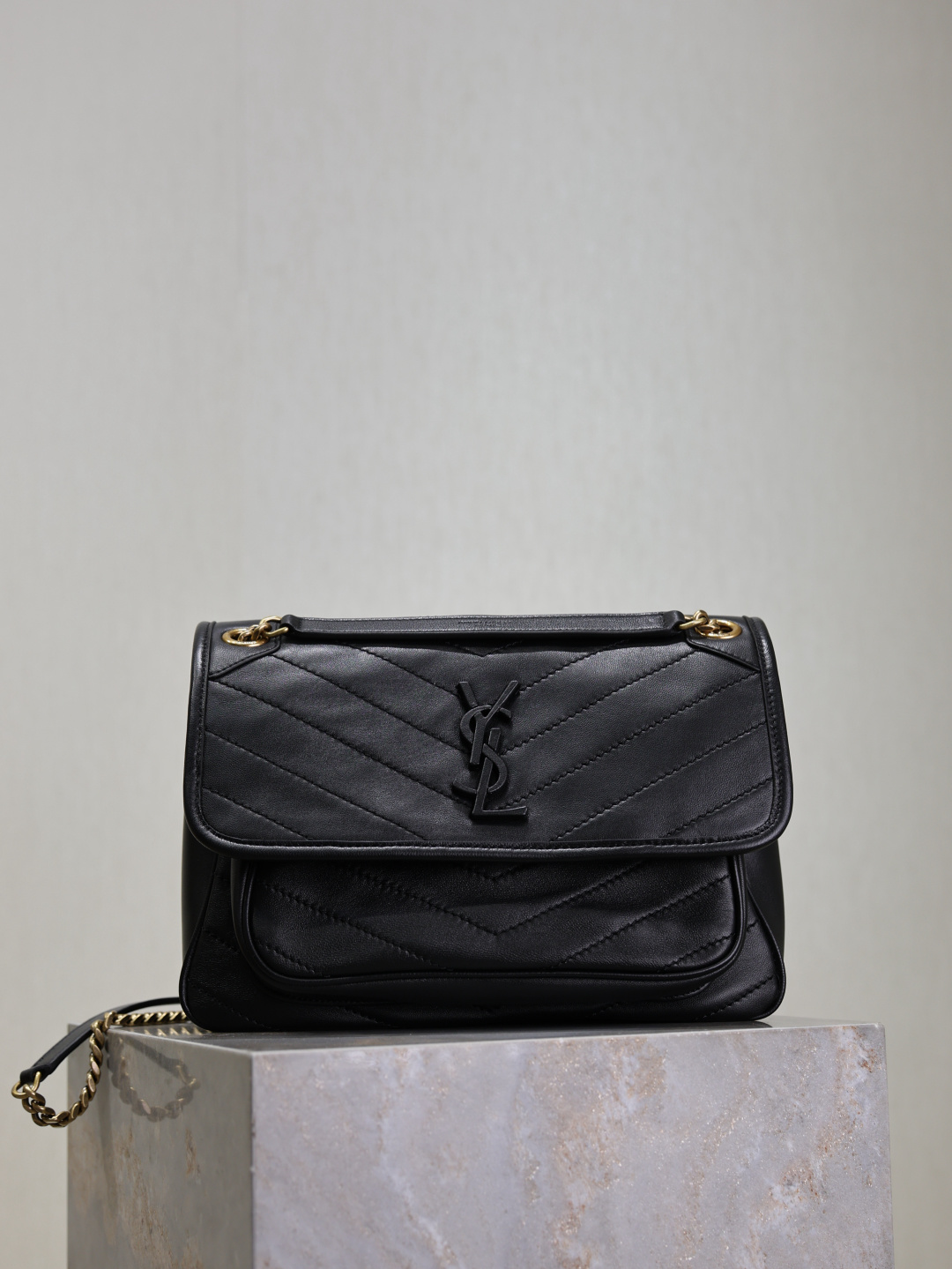 NO:390287,Niki 28cm·Black sheepskin The Niki metal chain in spring and summer lambskin has also been replaced with a heavy gold color, which makes the whole body more elegant and noble. It will not be too fashionable but can highlight personality very well. It is a particularly magical existence_!  It uses the exclusively purchased zp original leather and the highest-level full copper hardware. It tastes like zp!  Model 498894 Size 28x20.5x8.5cm, Saint Laurent, saint laurent, sheepskin19860909Niki 28cm·黑色羊皮 春夏小羊皮款Niki金属链也换成了有些厚重感的金色,让包身整体又多了几分优雅和贵气,不会过于时髦却又可以很彰显个性,是一个特别神奇的存在_！采用独家采购回来的zp原厂皮,搭配最高级别全铜打造的五金_是zp的的味道没错了！ 型号498894 尺寸28x20.5x8.5cm,圣罗兰,saint laurent,sheepskin,Bag