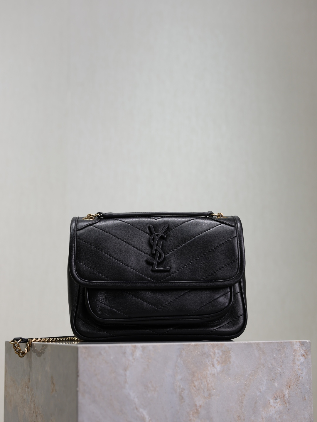 NO:390298,Niki 22cm·Black sheepskin The Niki metal chain in spring and summer lambskin has also been replaced with a heavy gold color, which makes the whole body more elegant and noble. It will not be too fashionable but can highlight personality very well. It is a particularly magical existence_!  It uses the exclusively purchased zp original leather and the highest-level full copper hardware. It tastes authentic!  Model 533037 Size 22x16.5x7.5cm, Saint Laurent, saint laurent, sheepskin19860909Niki 22cm·黑色羊皮 春夏小羊皮款Niki金属链也换成了有些厚重感的金色,让包身整体又多了几分优雅和贵气,不会过于时髦却又可以很彰显个性,是一个特别神奇的存在_！采用独家采购回来的zp原厂皮,搭配最高级别全铜打造的五金_是正品的的味道没错了！ 型号533037 尺寸22x16.5x7.5cm,圣罗兰,saint laurent,sheepskin,Bag