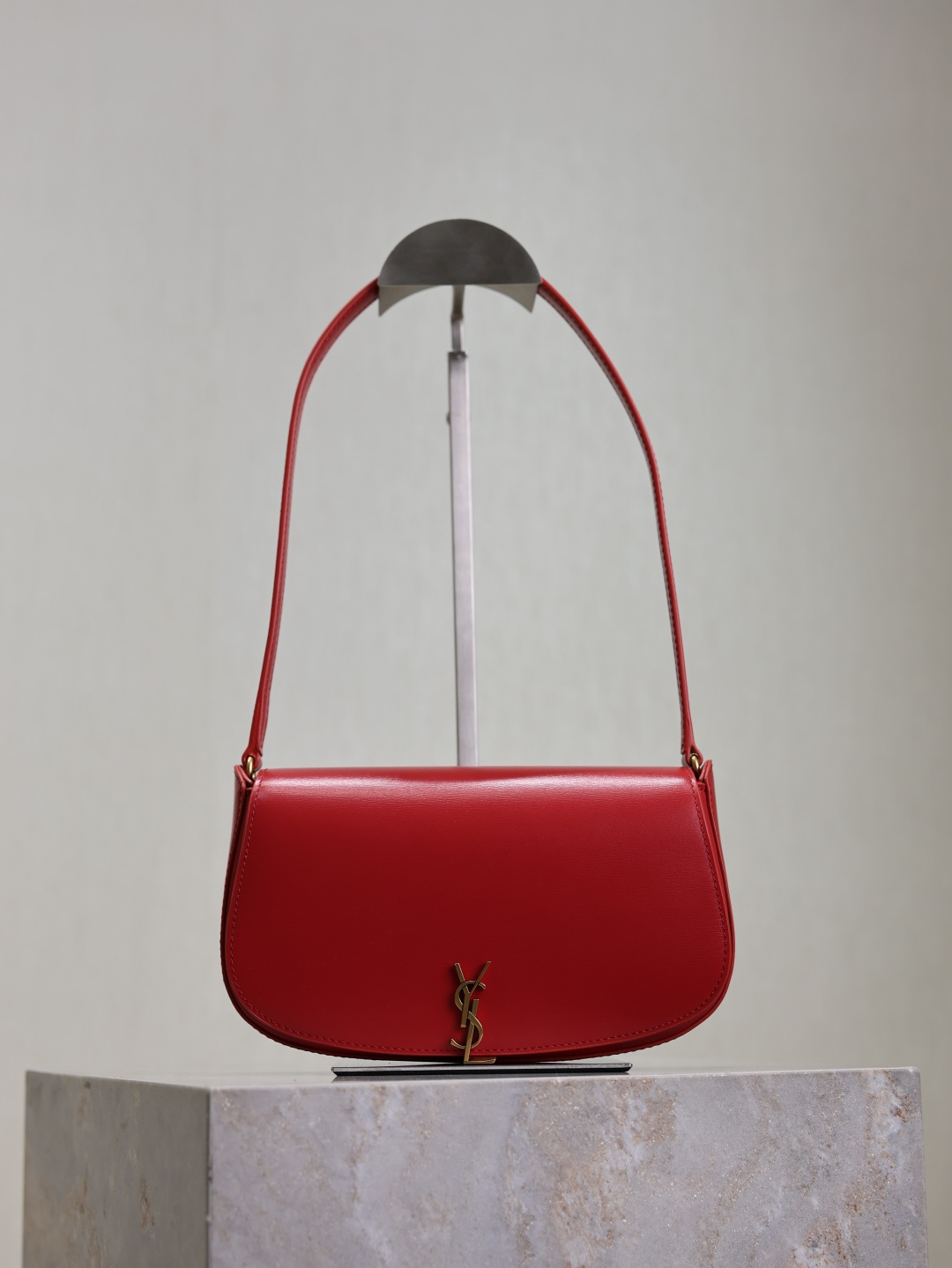NO:391640,Red · New Voltaire mini underarm bag Half-moon simple design, unique Cassandra pivot closure, highlighting unique charm and avant-garde style, perfectly reflecting the elegant temperament of modern women in Y family!  Model number 779642 Size 17.5×13.5×5cm, Saint Laurent, saint laurent19860909红色· 新款Voltaire mini腋下包 半月型简约设计,独特的Cassandra旋扣开合,彰显独特魅力与前卫格调,完美体现Y家现代女性的优雅气质！ 款号779642 尺寸17.5×13.5×5cm,圣罗兰,saint laurent,Bag