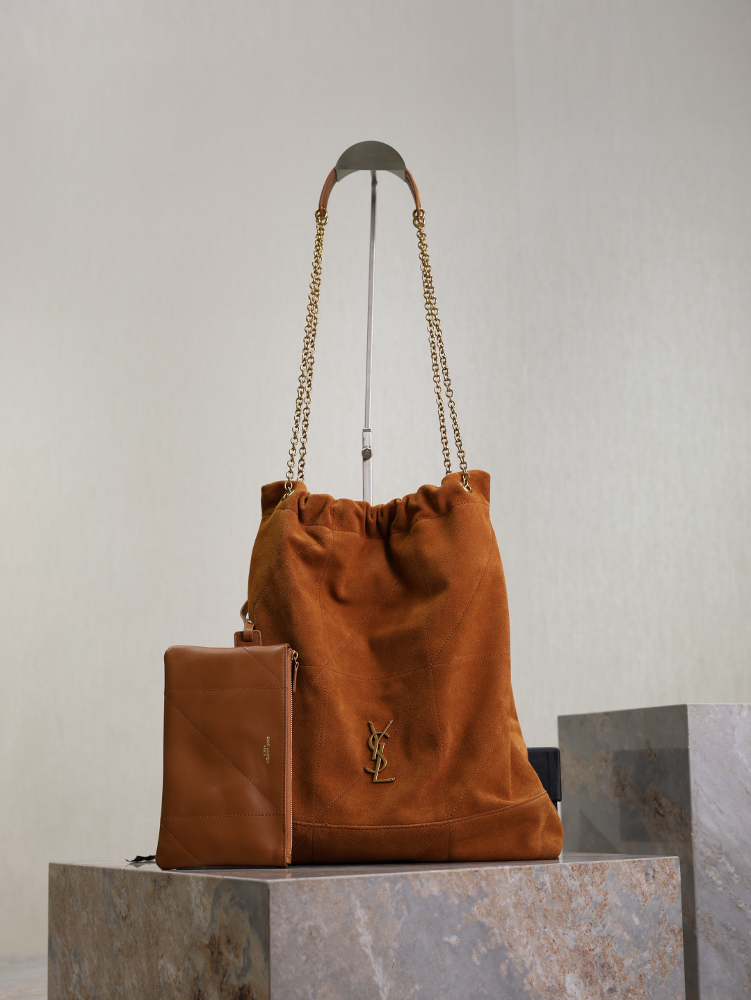 NO:383656,OCHON·Large garbage bag, a new and new style of 'trash bag' that can be carried, the bag uses imported suede from Italy, with ultra-high craftsmanship quilting, front logo hardware with chain tie mouth, sweet and cool large capacity bucket bag, fashionable and inexpensive, very little woman, free and high-end feel, hot girl-like atmosphere is directly full, fashion sense is a very dramatic item, a very high-quality and beautiful bag, N many backing methods to carry or hold, underarm back, and cross-back model number 828390 Size 34×41×5cm, Saint Laurent, saint laurent, chamois leather19860909OCHON·大号垃圾袋 超好看可以背的“垃圾袋”全新新款包型,包包采用意大利进口麂皮,超高工艺的对格绗缝,正面logo五金搭配链条束口 甜酷大容量水桶包 时髦不贵 十分小女人 随心所欲的高级感 辣妹感氛围直接拉满 时尚度来看是一个极具drama力的单品,功能性超高又很好看的包款 N多种背法手提或手拿,腋下背,斜背都 款号828390 尺寸34×41×5cm,圣罗兰,saint laurent,chamois leather,Bag