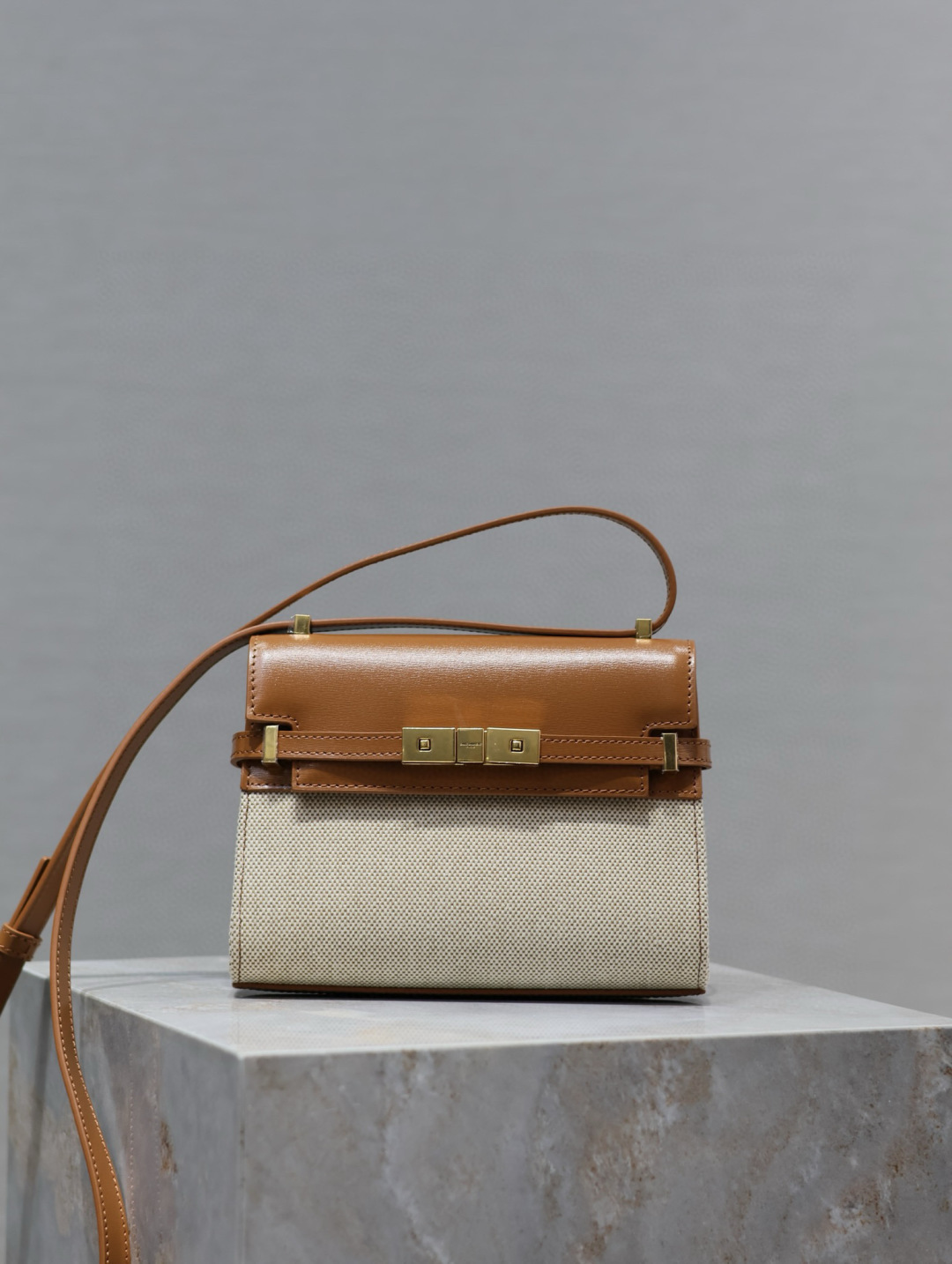 NO:772207,Manhattan mini_armpit/crossbody bag The classic shape of Manhattan gives people a very aura feeling!  The entire bag is carefully made of original cowhide leather and cotton and linen. The metal buckle in the center of the flap is the iconic element of the Manhattan series. There is a card pocket inside the bag and no other extra compartments, so it is super light in weight!  It can be carried on the shoulder, cross-body or under the armpit. The overall style is smart and straightforward, it is a super simple, attractive and generous style!  Model 727766 size 19×14×4cm, saint laurent, saint laurent, satchels, crossbody bags, cowhide19860909Manhattan mini_腋下/斜挎包 曼哈顿的经典造型,给人一种气场很大的感觉！全包采用原厂牛皮搭配棉麻精心制作,翻盖中央的金属搭扣是曼哈顿系列的标志性元素,包内有一卡袋,无其他多余隔层,所以自重超级轻！可以肩背 斜挎及腋下背法.整体风格干练又率性,是超级简约耐看又大方的款式！ 型号727766 尺寸19×14×4cm,圣罗兰,saint laurent,satchels,crossbody bags,cowhide,Bag