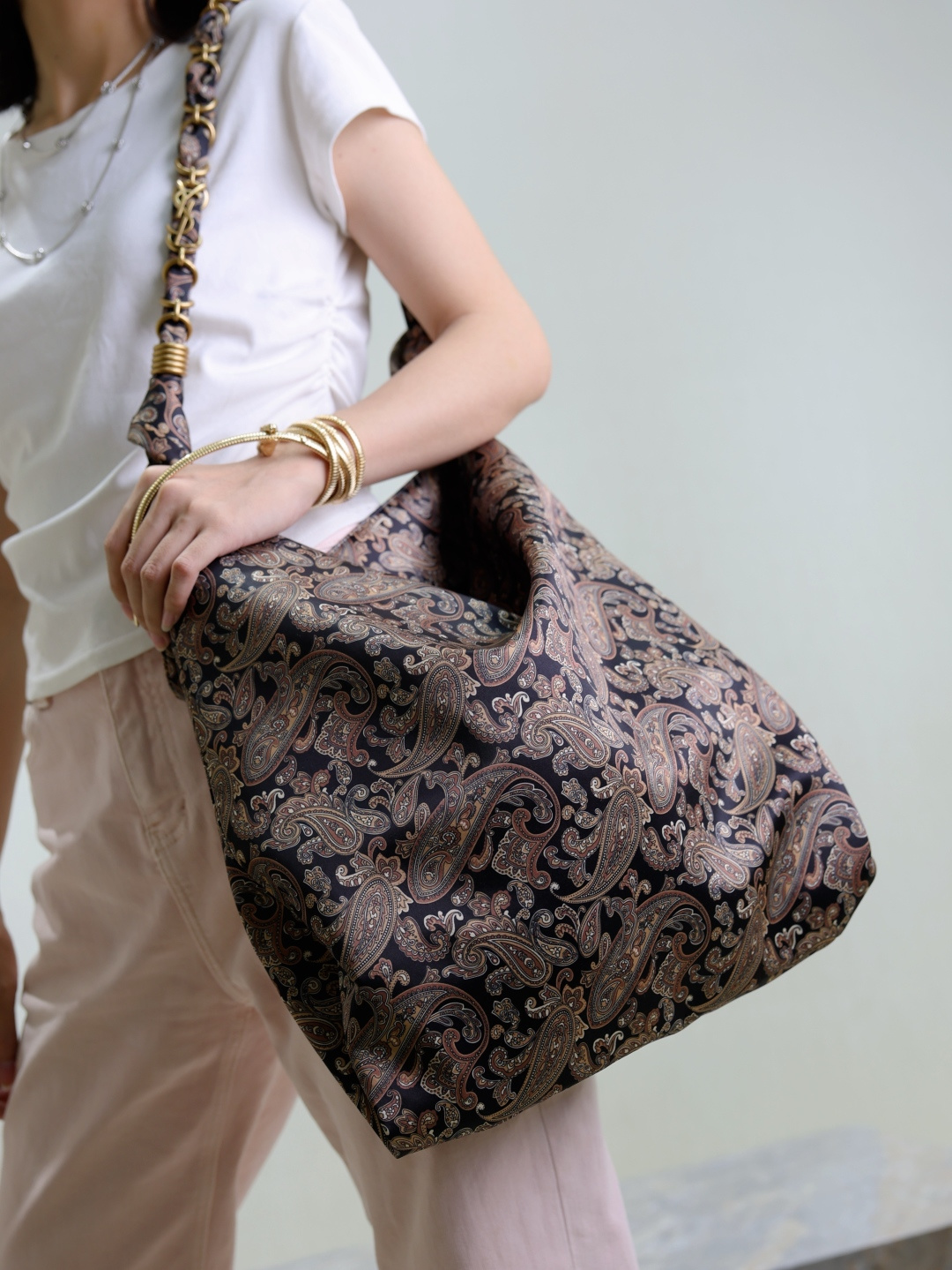 NO:390754,From gorgeous textures to low-key and luxurious metal chain embellishments, it is directly full of retro feel!  ,Saint Laurent,saint laurent19860909从华丽纹理 到低调奢华的金属链条点缀 直接复古感拉满！,圣罗兰,saint laurent,Bag