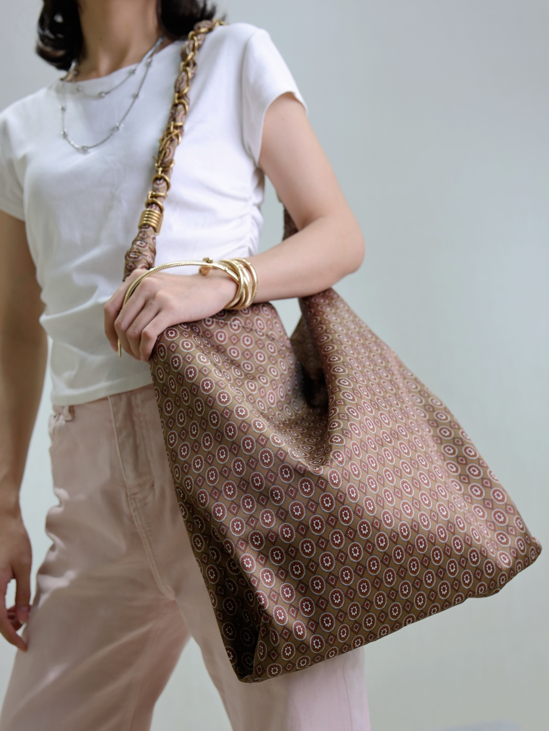NO:390774,The new bag is full of Baroque style jacquard brocade and paired with casual and lazy shopping bags. It is perfect for this hot summer day!  ,Saint Laurent,saint laurent19860909新品包袋充满巴洛克风格提花锦缎 搭配随性慵懒的购物袋包型 超适合这个炎炎夏日！,圣罗兰,saint laurent,Bag