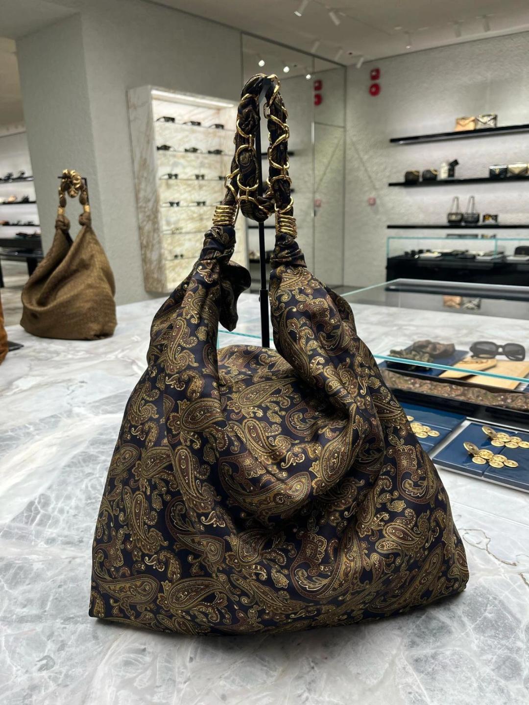 NO:390793,Boho style printed bags, golden chain accessories become the finishing touch, strengthening the luxury and personality of Y's home, Saint Laurent, saint laurent19860909波西米亚风格的印花包袋 金色链条配饰成为点睛之笔 强化了Y家的奢华与个性,圣罗兰,saint laurent,Bag