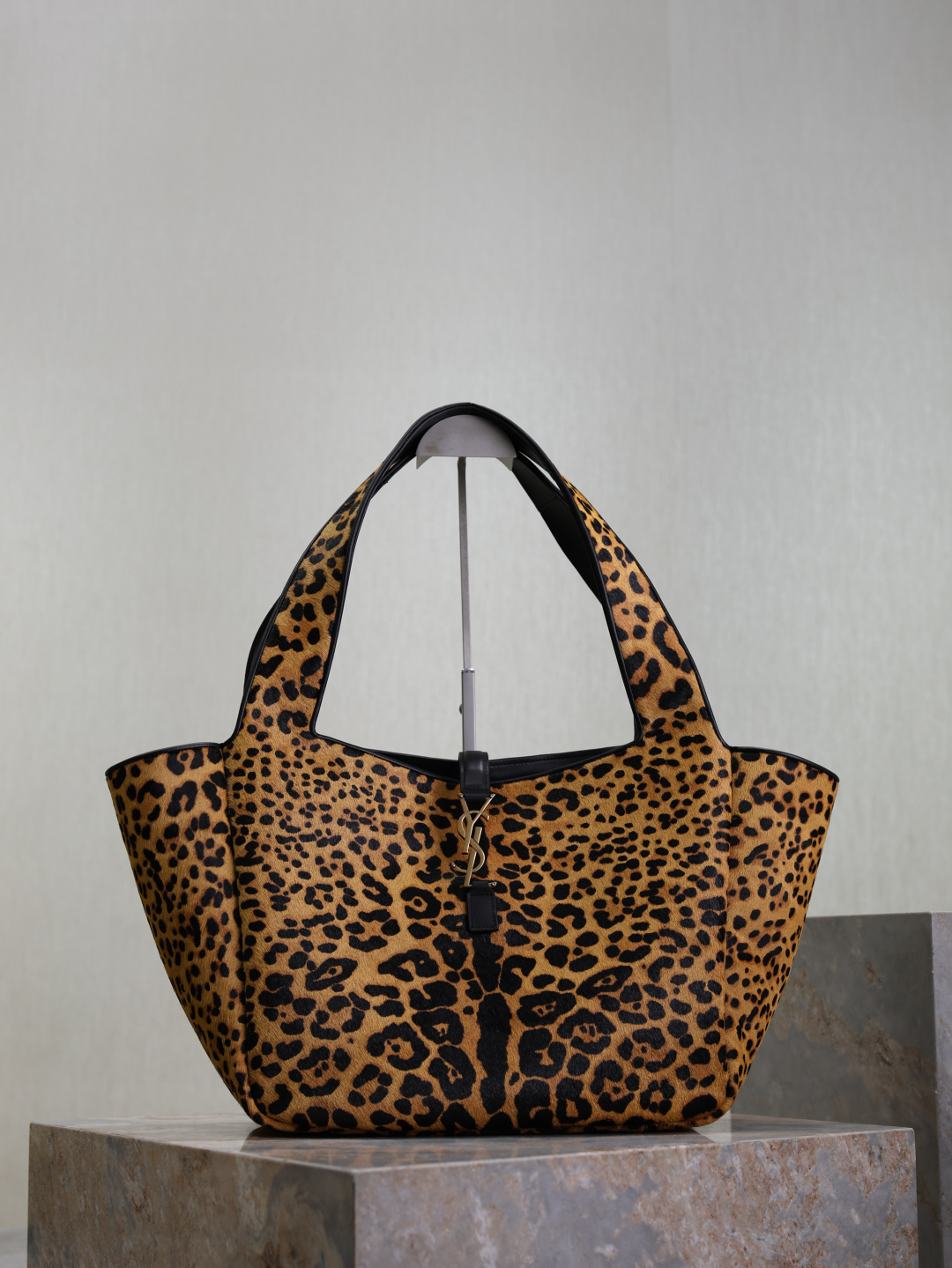 NO:387309,[Original leather] Leopard print model_Bea_New shopping bag/hobo bag Many girls want to buy a large bag as soon as it comes to autumn and winter. This Bea model is very suitable. The leather texture from the inside to the outside is very good. There are two leather straps on the inside of the bag, and after being tied, it becomes a Hobo. The capacity is very sufficient, and a 13-inch macbook can be included!  Paired with a soft enough bag, the bag will also form a natural sunken curve, and the upper body will give people a very relaxed and comfortable feeling, making the whole person look casual and free!  Model 763435 Size 50×28×18cm, Saint Laurent, saint laurent19860909【原厂皮】豹纹款_ Bea_新款购物袋/hobo包 很多女生一到秋冬天就想买只大包,Bea这款就非常合适,从内到外的皮质感都很好,包身内侧有两根皮质系带,系上后就变成了只Hobo.容量非常充足,13寸macbook可纳入！ 搭配足够柔软的包身,包包还会形成自然的凹陷弧度,上身会给人非常轻松自在感觉,显得整个人随性又洒脱！ 型号763435 尺寸50×28×18cm,圣罗兰,saint laurent,Bag