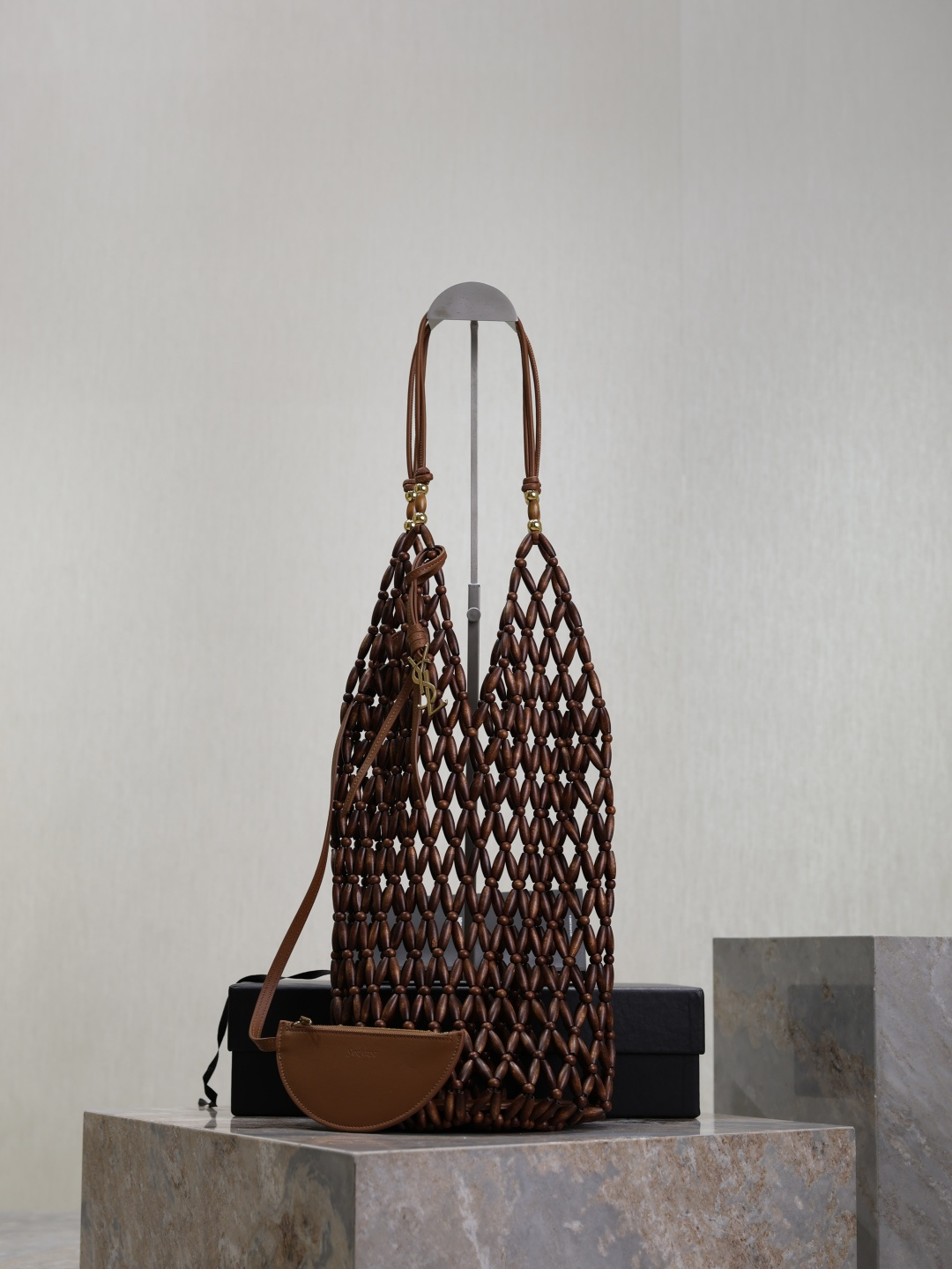 Bolso Bucket Supple hecho a mano, este bolso único y distintivo, tejido con cuentas de madera, ensamblado con artesanía…