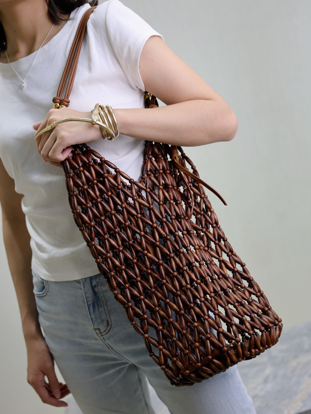Bolso hecho de cuentas tejidas a mano de madera original, el encanto moderno florece al instante